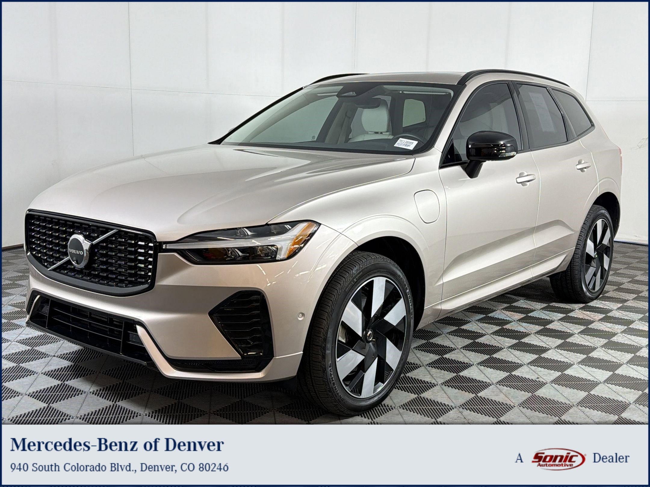 2025 Volvo XC60 T8 Plus Dark AWD's photo