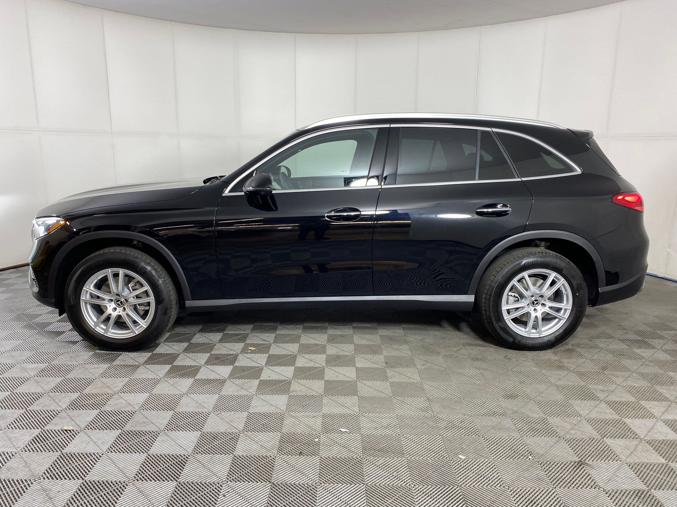 2026 Mercedes Benz GLC 300 4MATIC photo 2
