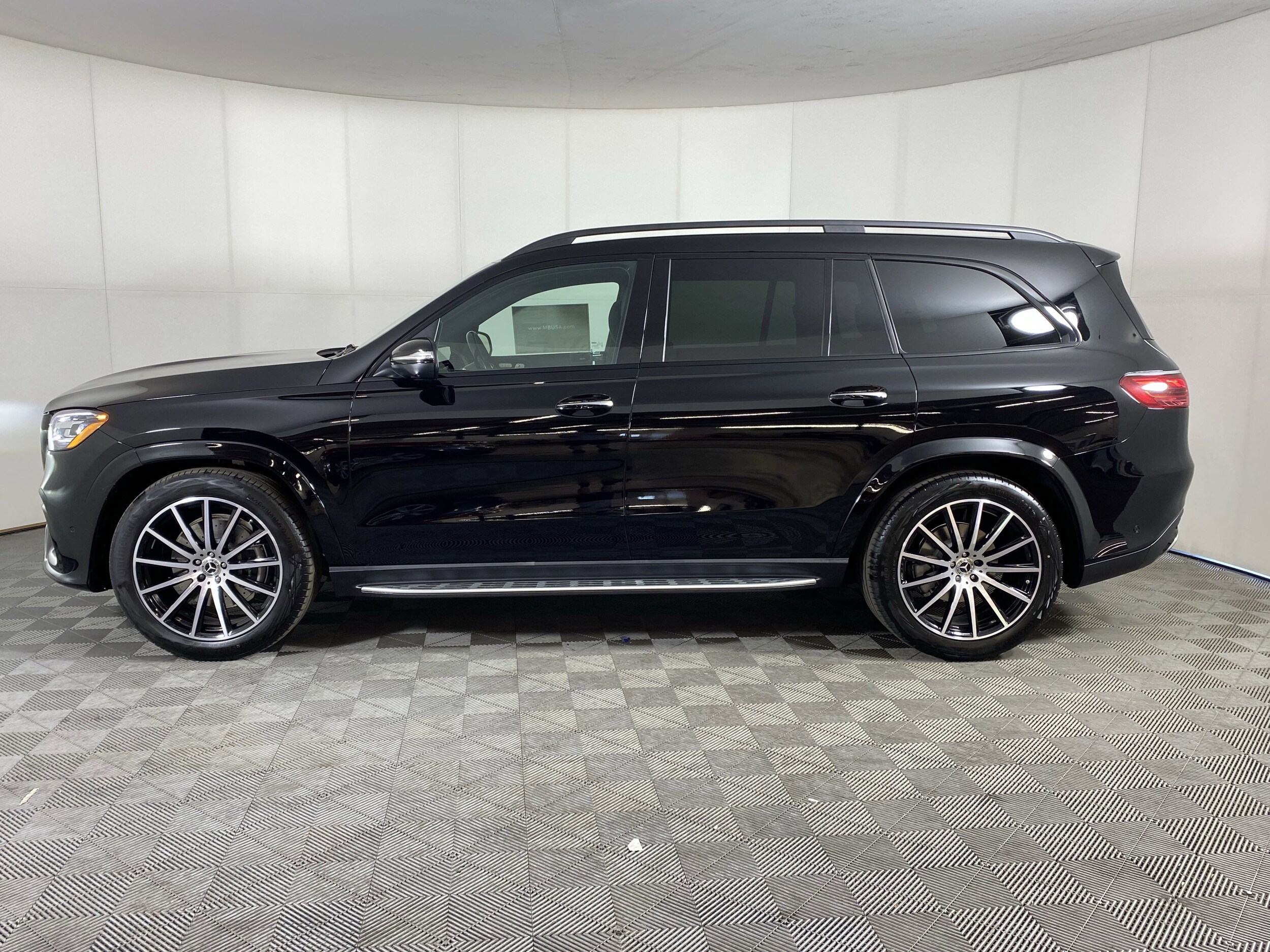2025 Mercedes Benz GLS 580 4MATIC photo 4