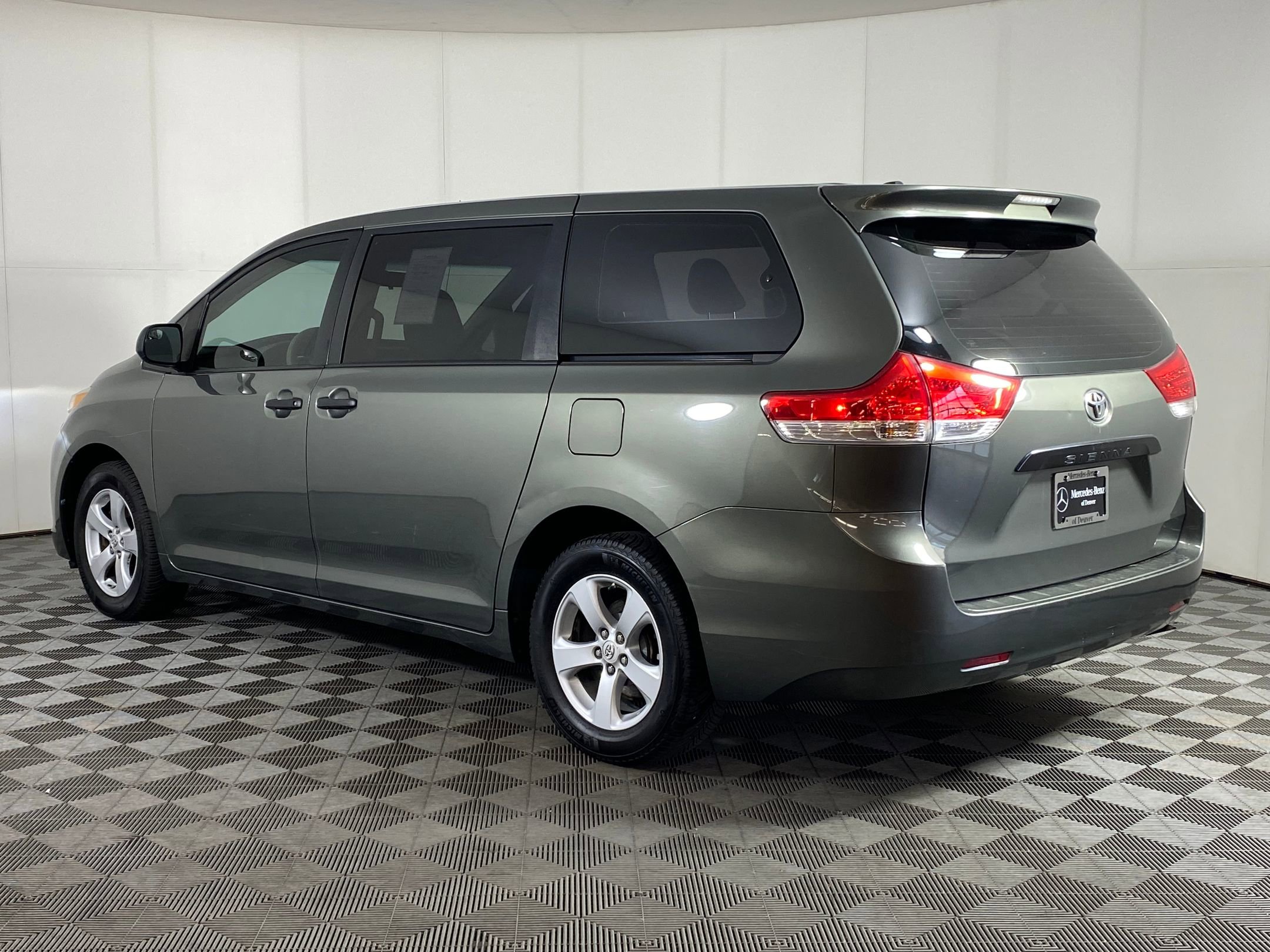2011 Toyota Sienna photo 3
