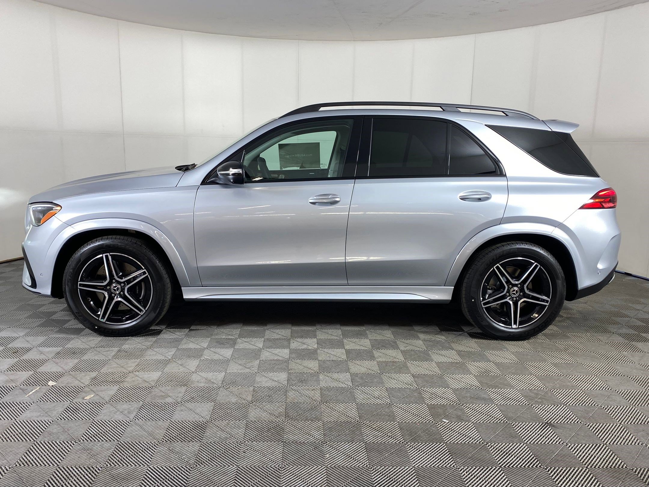 2025 Mercedes Benz GLE 350 4MATIC photo 2
