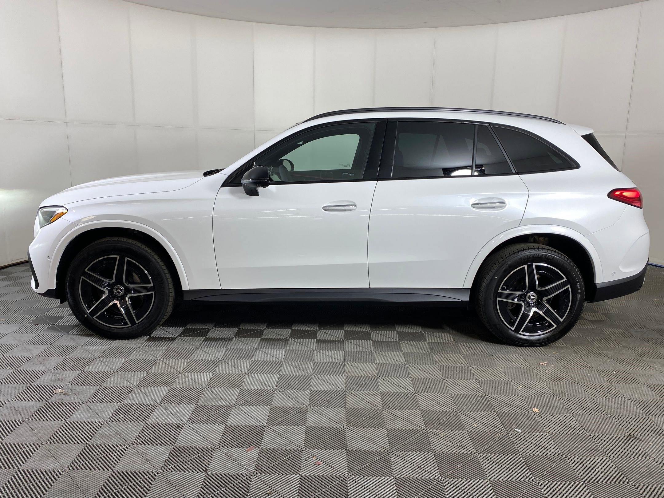 2026 Mercedes Benz GLC 300 4MATIC photo 2
