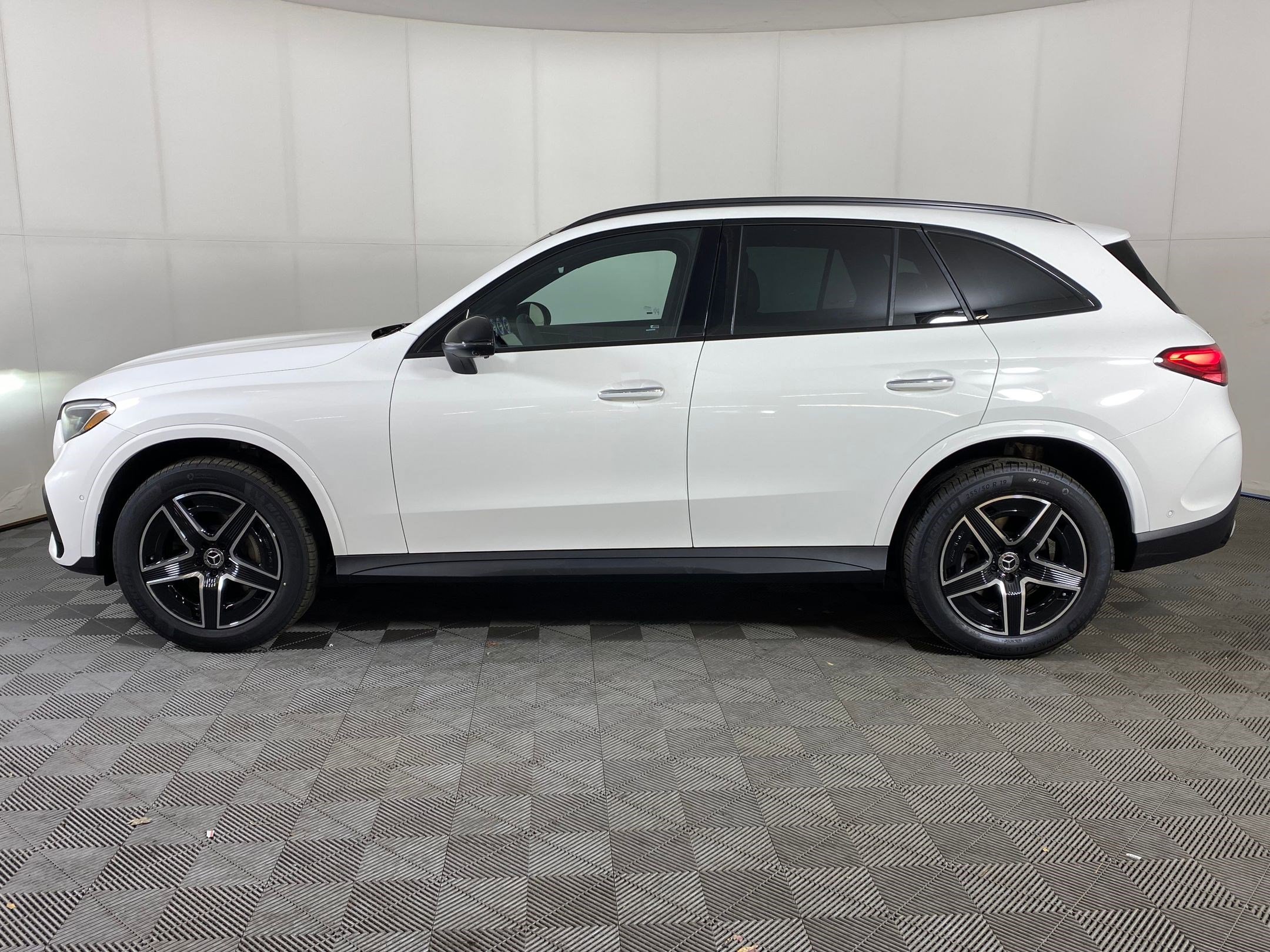 2026 Mercedes Benz GLC 300 4MATIC photo 2