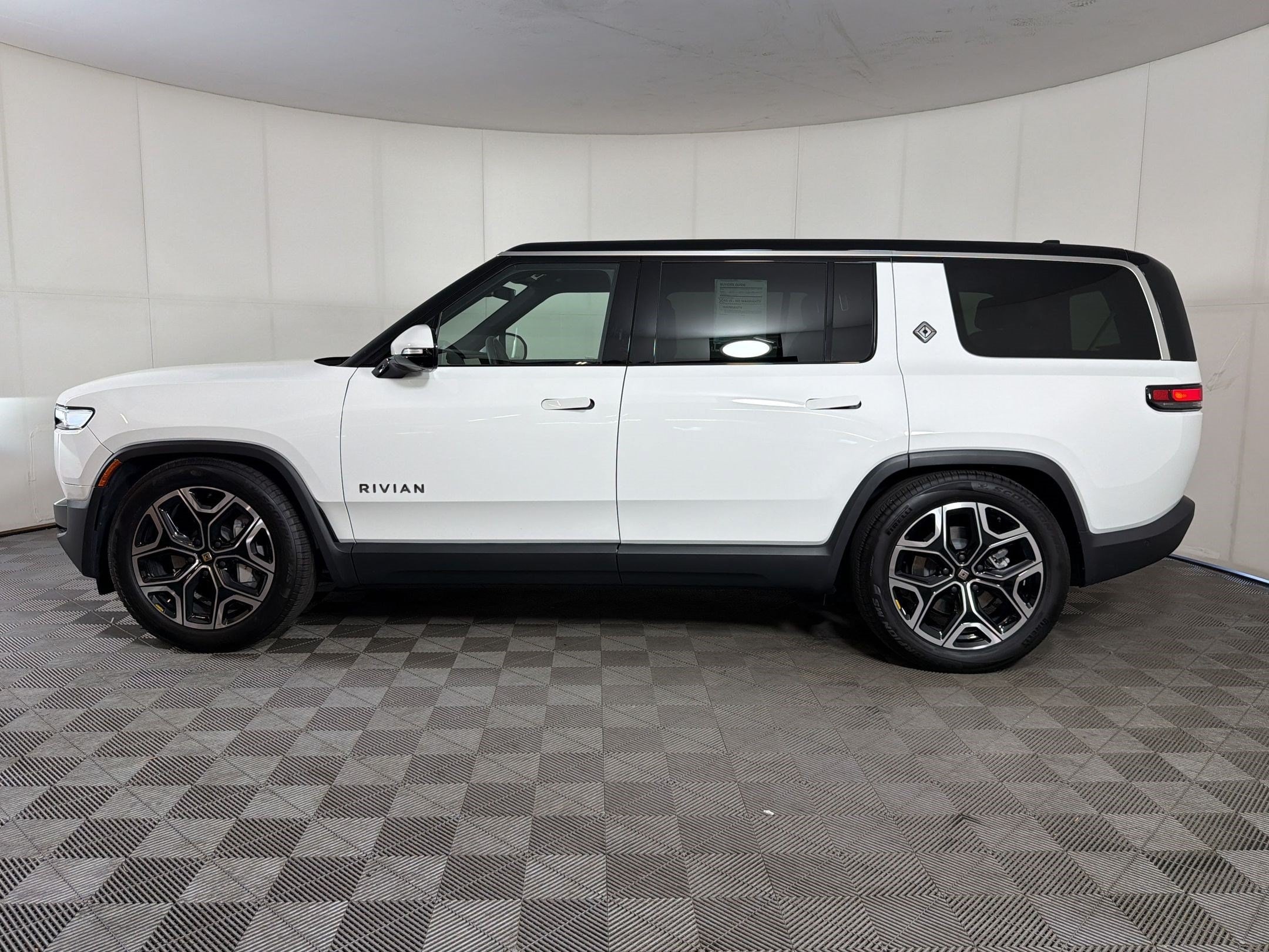 R1S Sport Utility