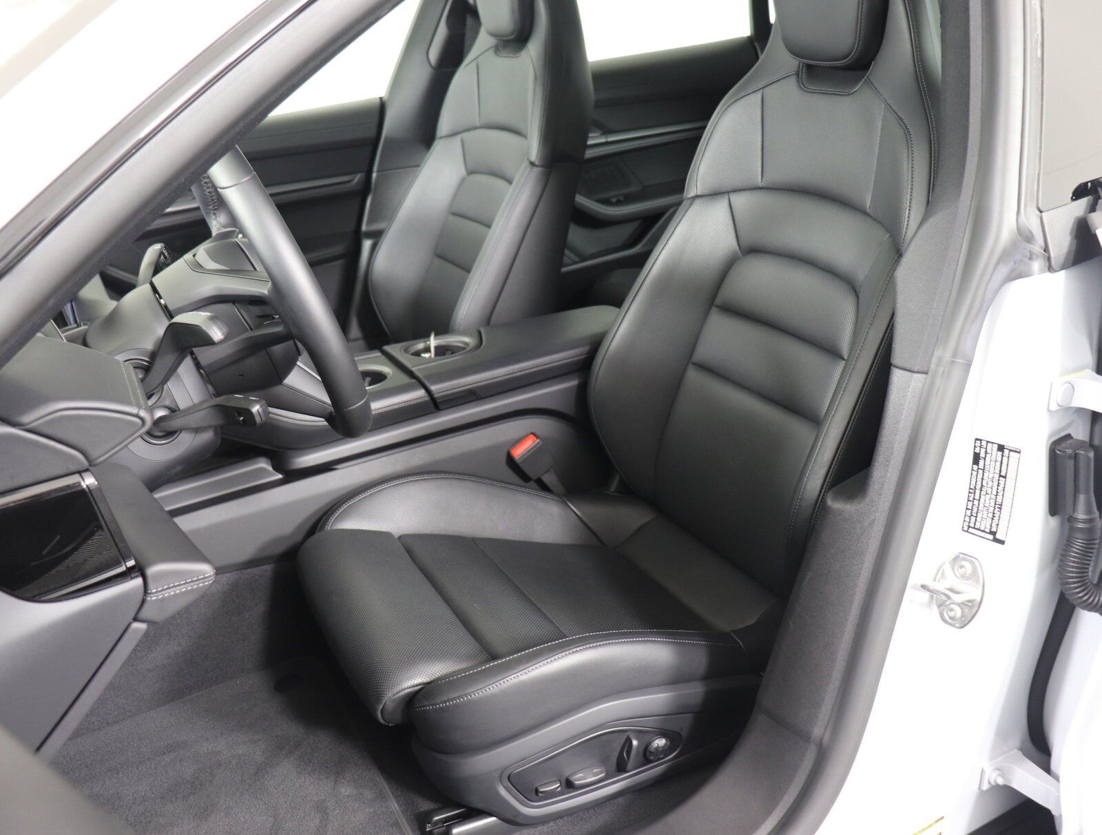2025 Porsche Taycan photo 4