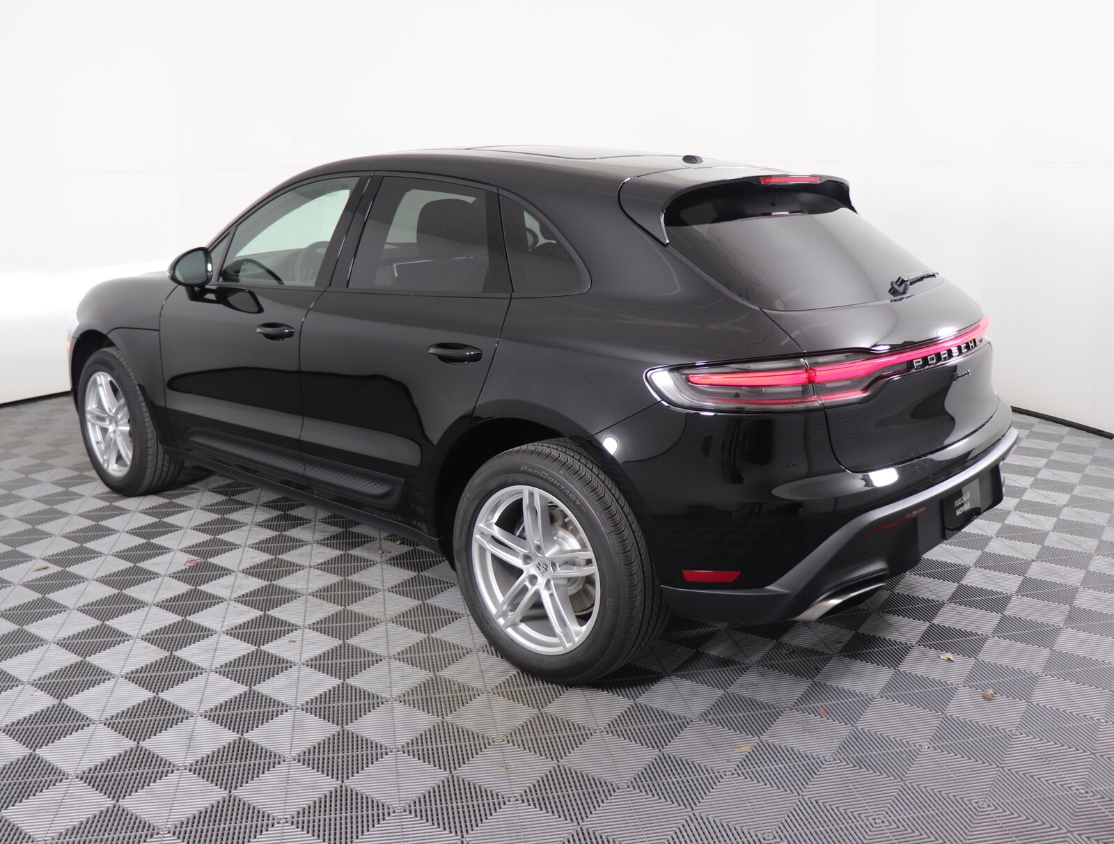 2025 Porsche Macan photo 3