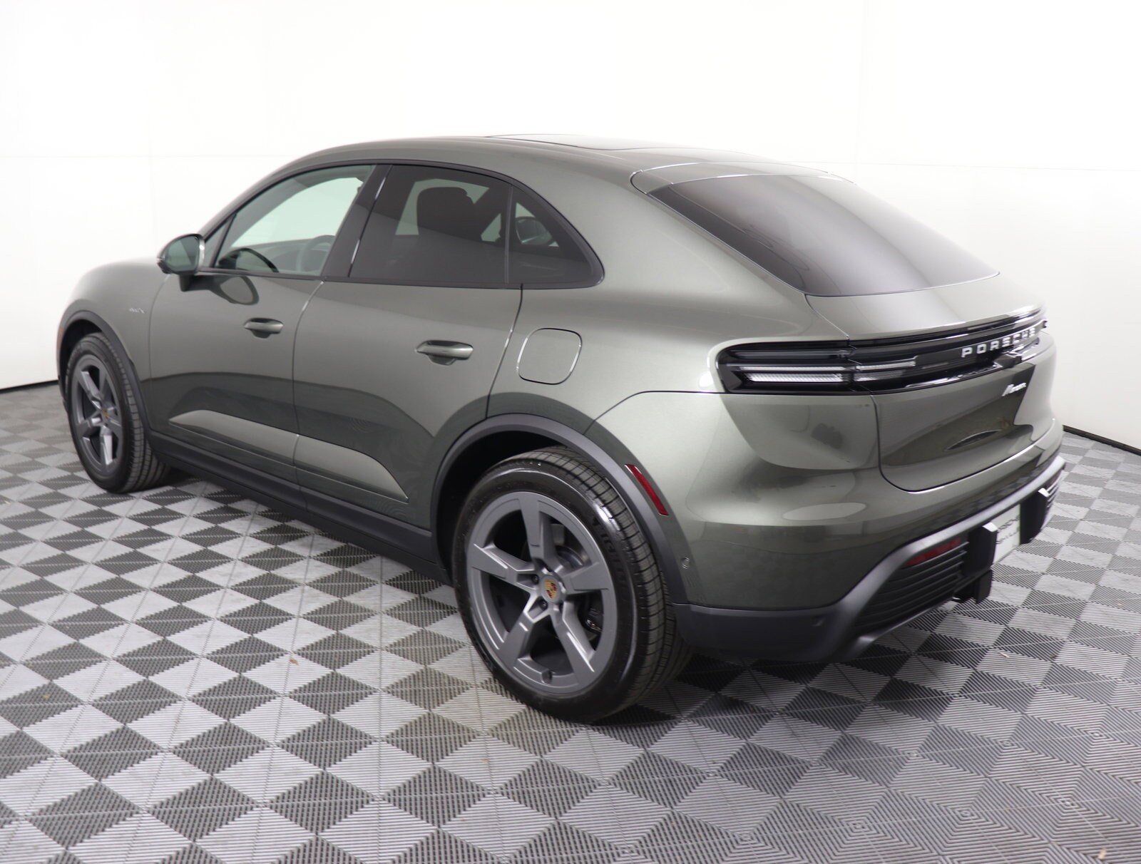 2025 Porsche Macan Electric photo 3