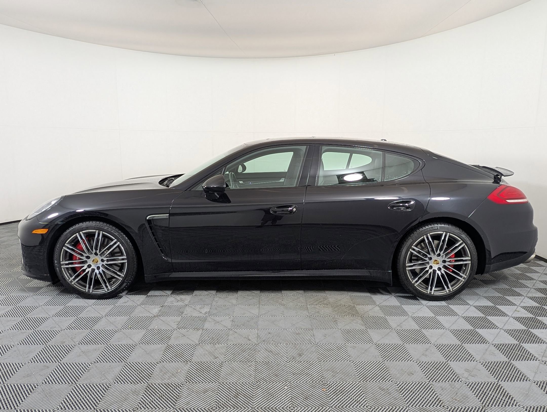 2016 Porsche Panamera Turbo Sport Turismo photo 2