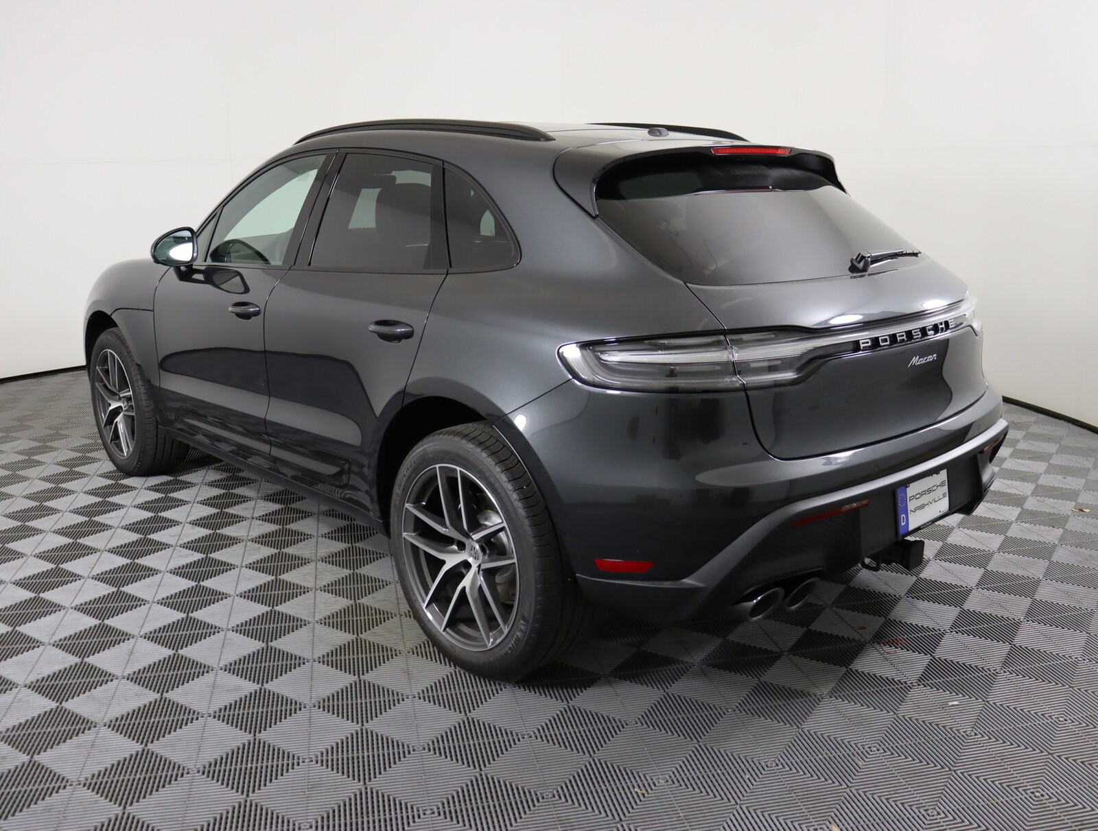 2025 Porsche Macan photo 3