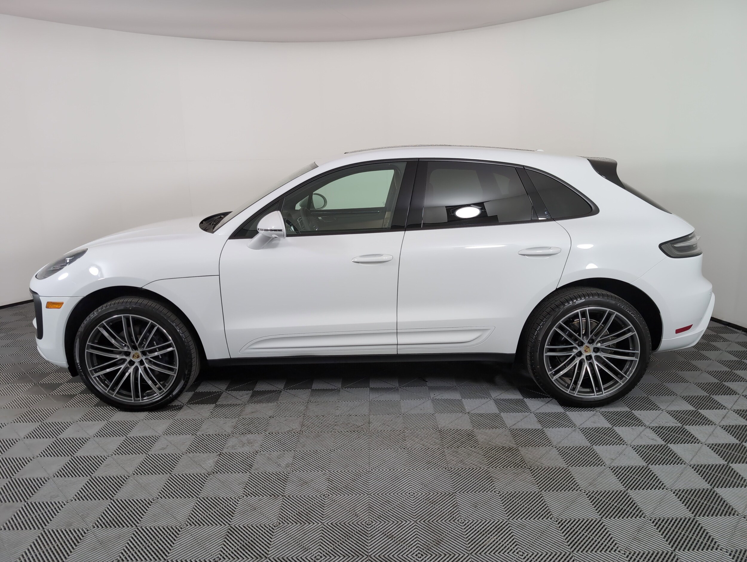2025 Porsche Macan T photo 2