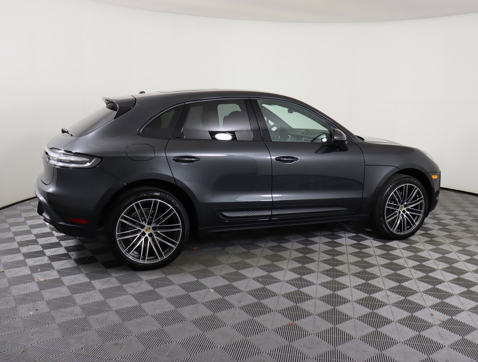 2025 Porsche Macan photo 4