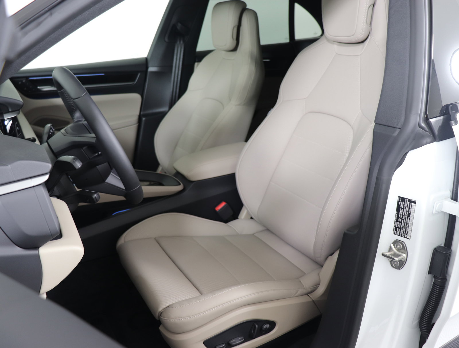 2025 Porsche Macan Electric photo 4