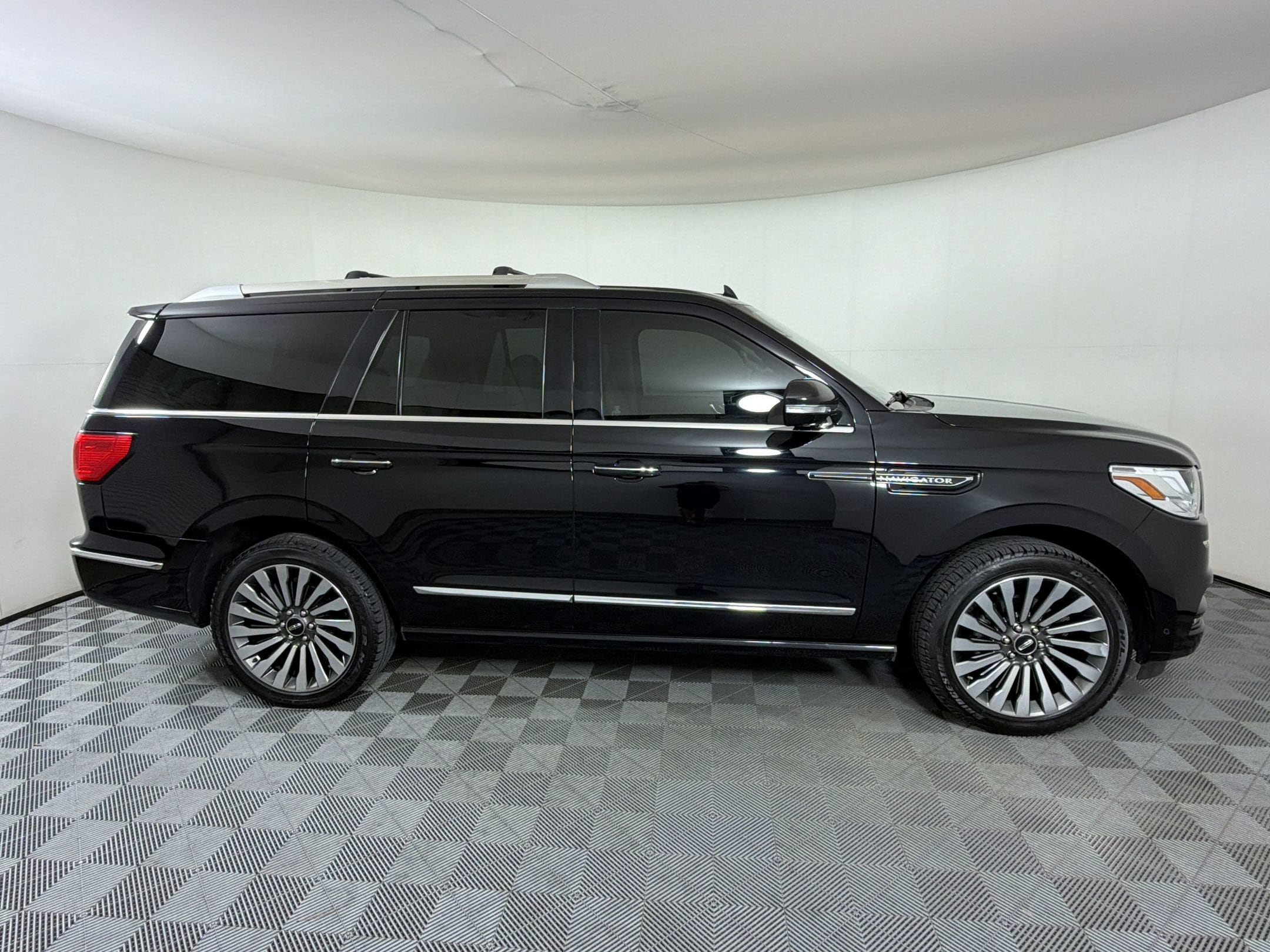 Navigator Reserve SUV