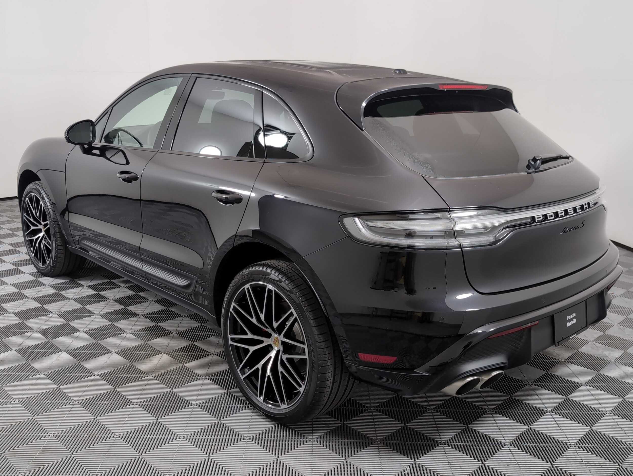 2025 Porsche Macan S photo 2