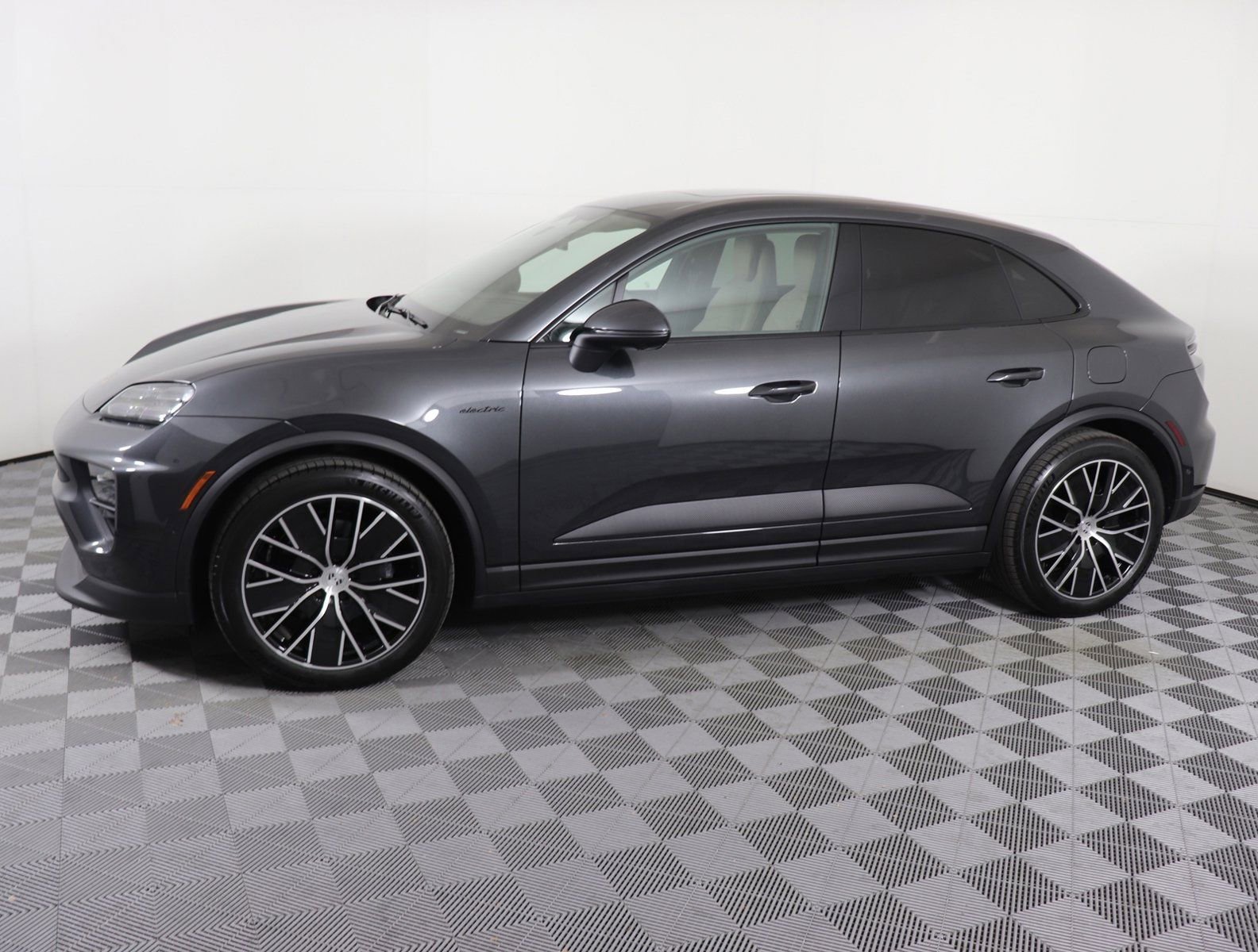 Used 2025 Porsche Macan Base with VIN WP1AD2XA1SL076309 for sale in Brentwood, TN