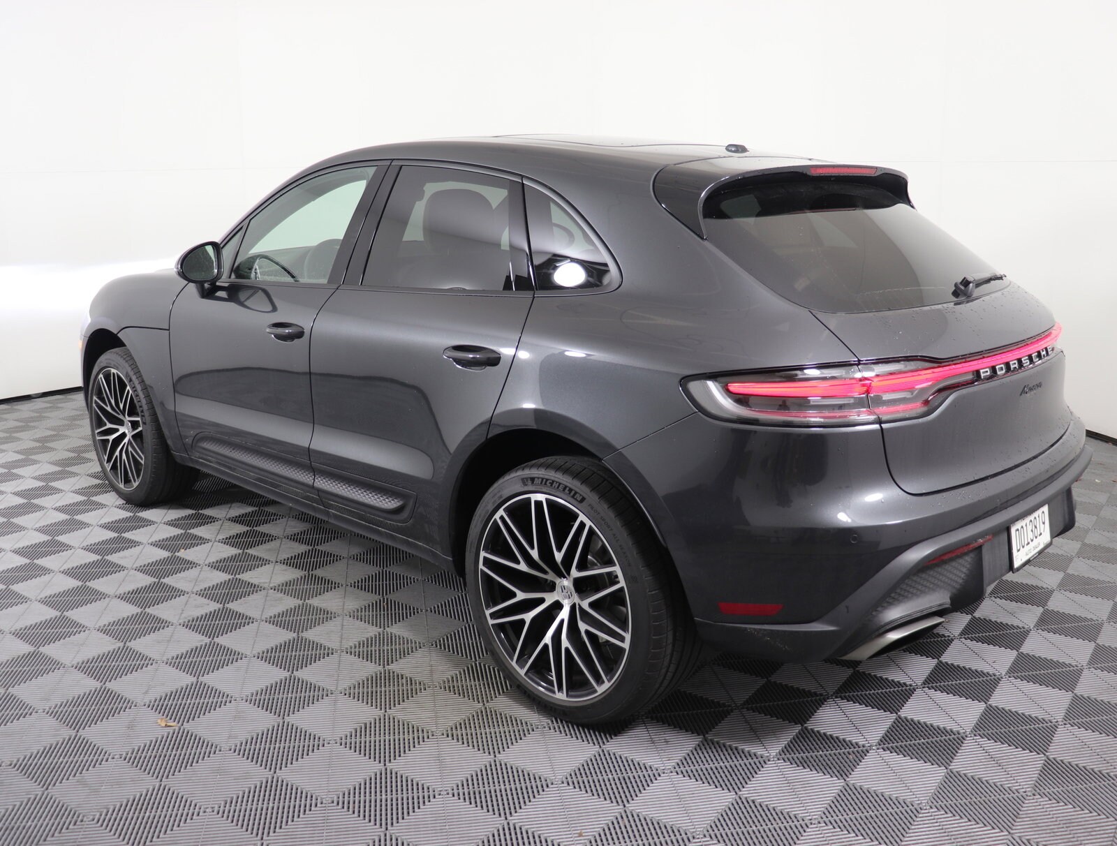 2025 Porsche Macan photo 3