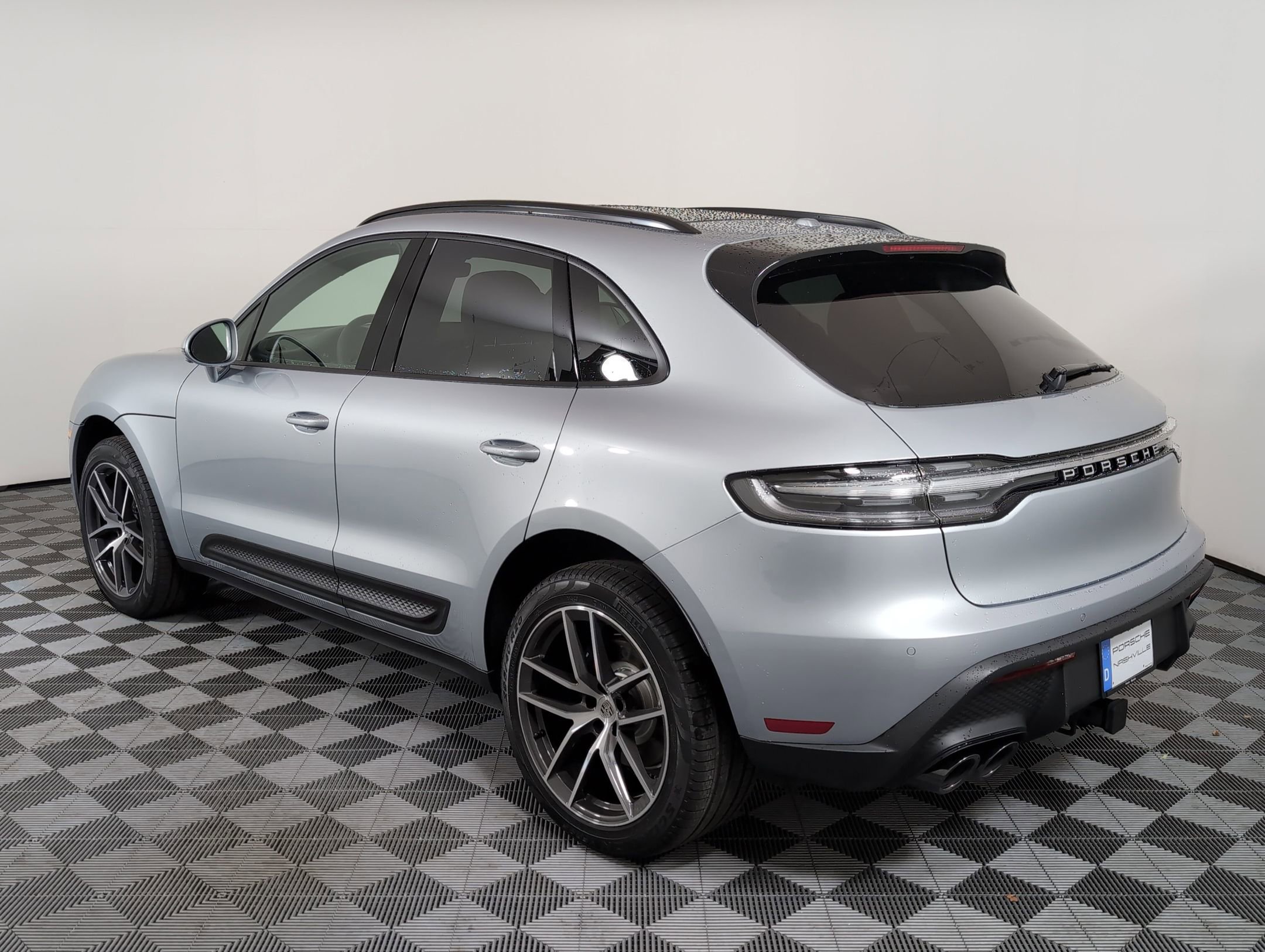 2025 Porsche Macan T photo 2