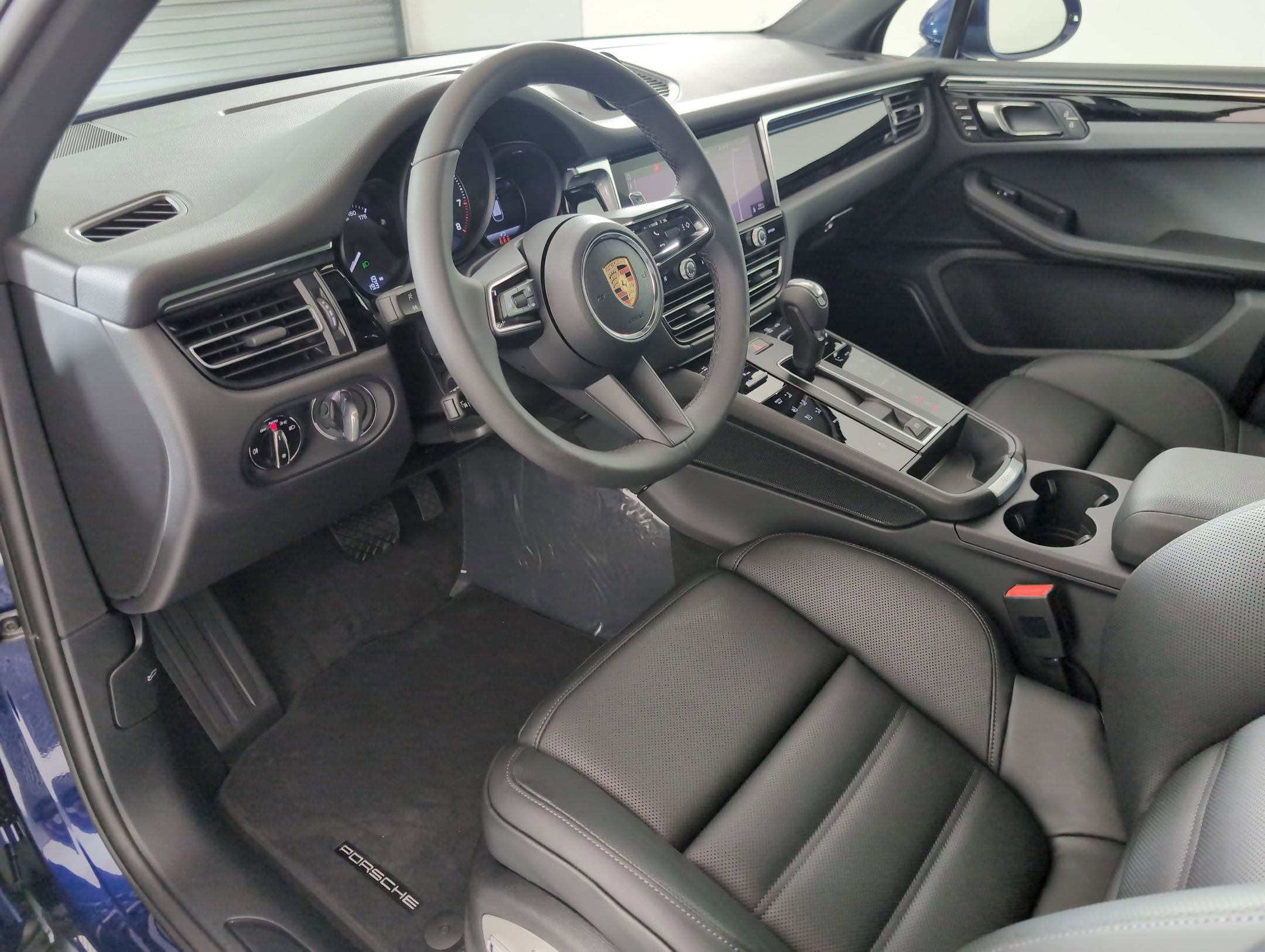 2025 Porsche Macan T photo 4