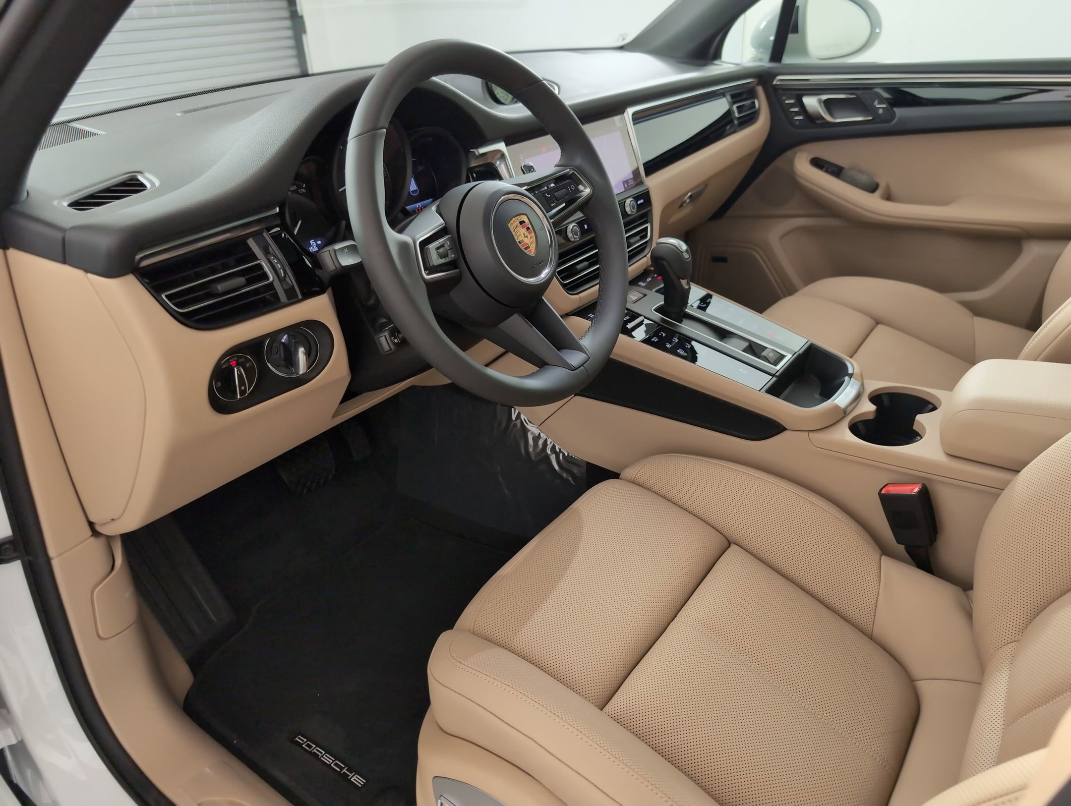 2026 Porsche Macan T photo 2