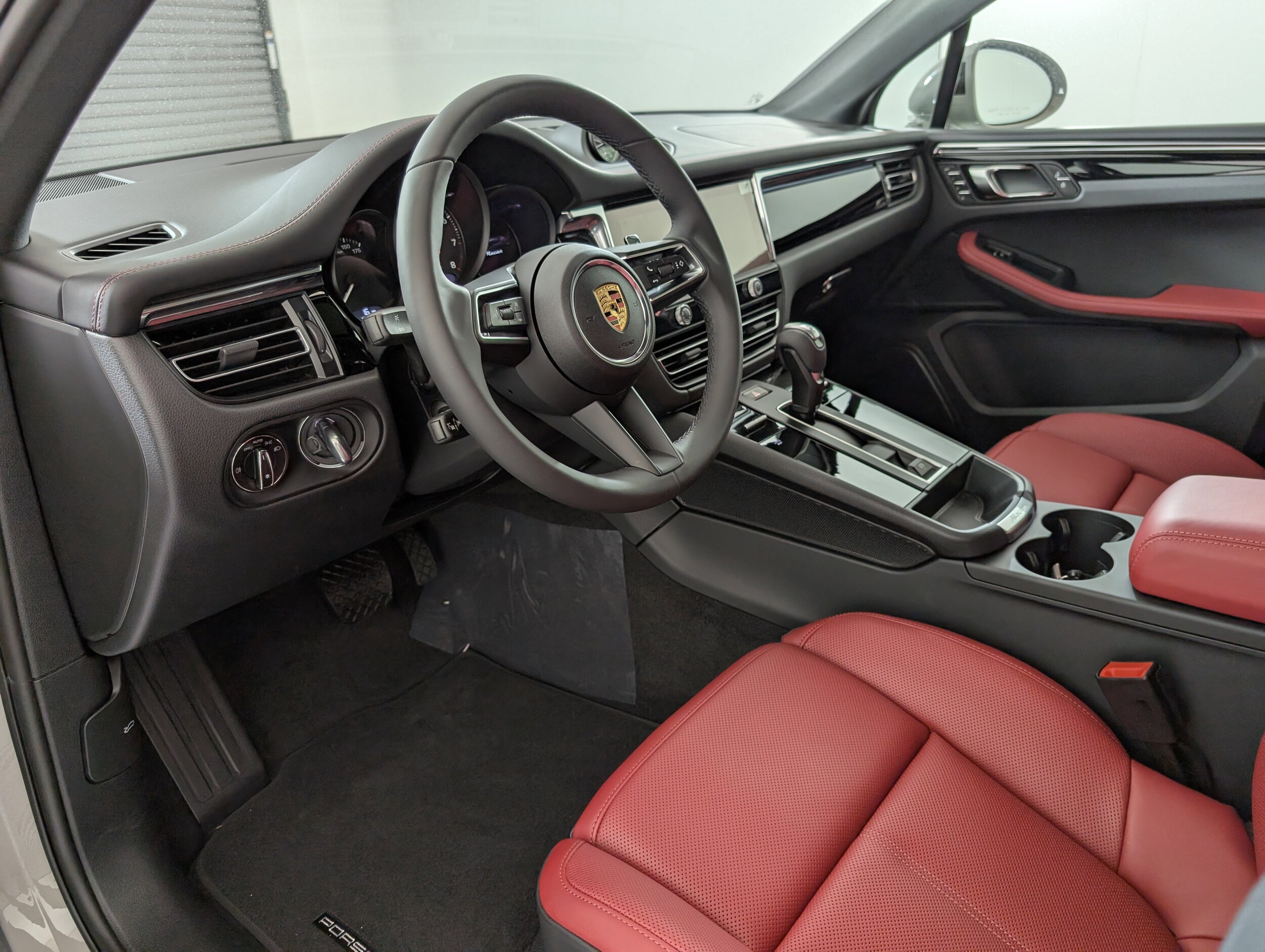 2025 Porsche Macan T photo 4