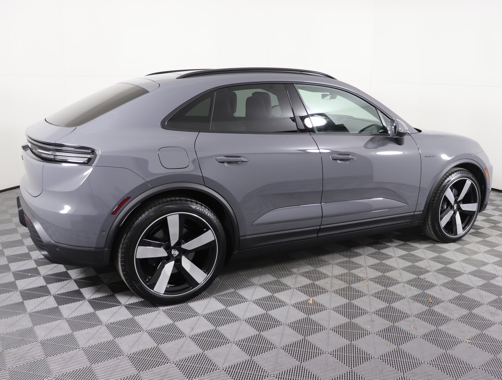 2025 Porsche Macan Electric photo 4