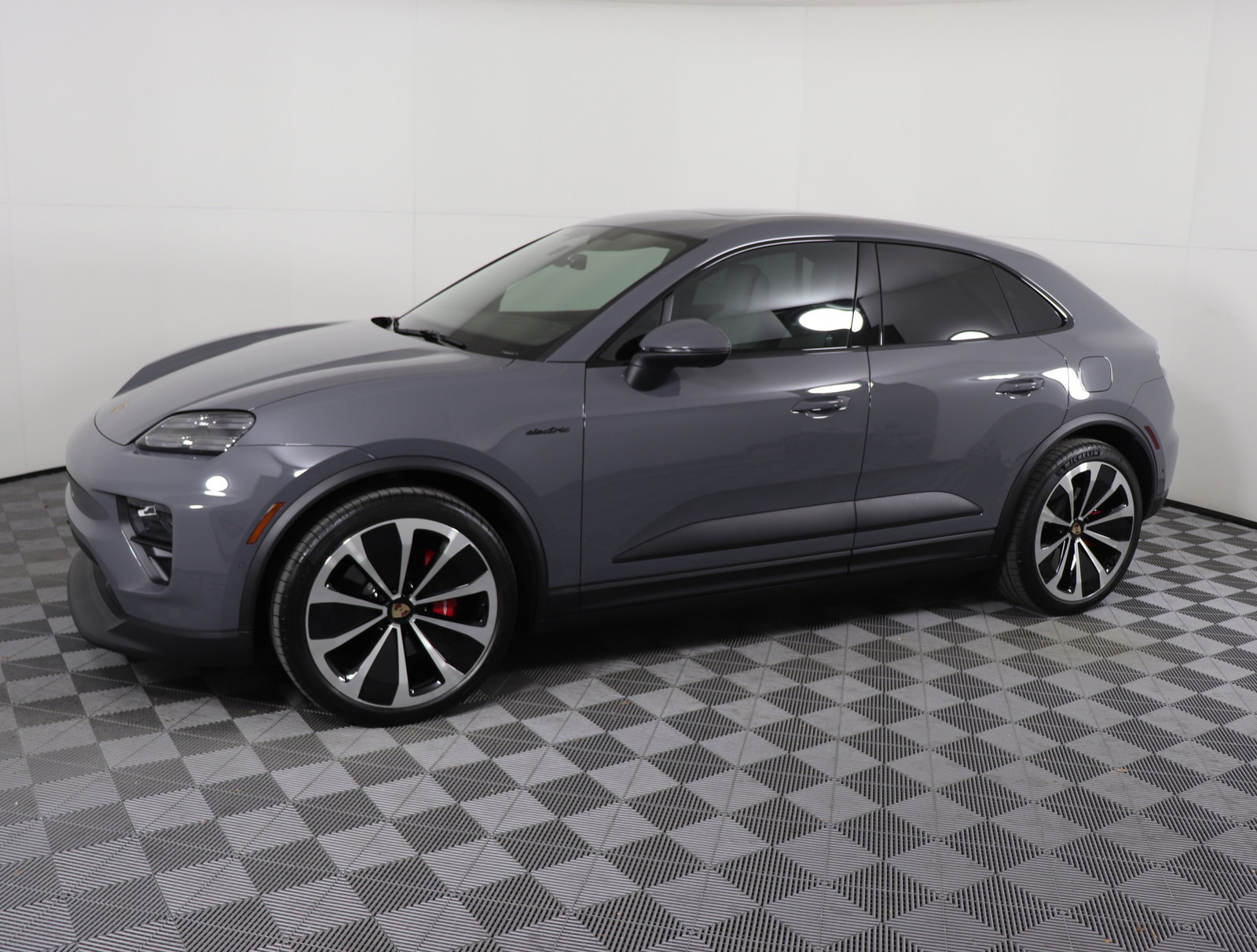 2025 Porsche Macan Electric photo 2