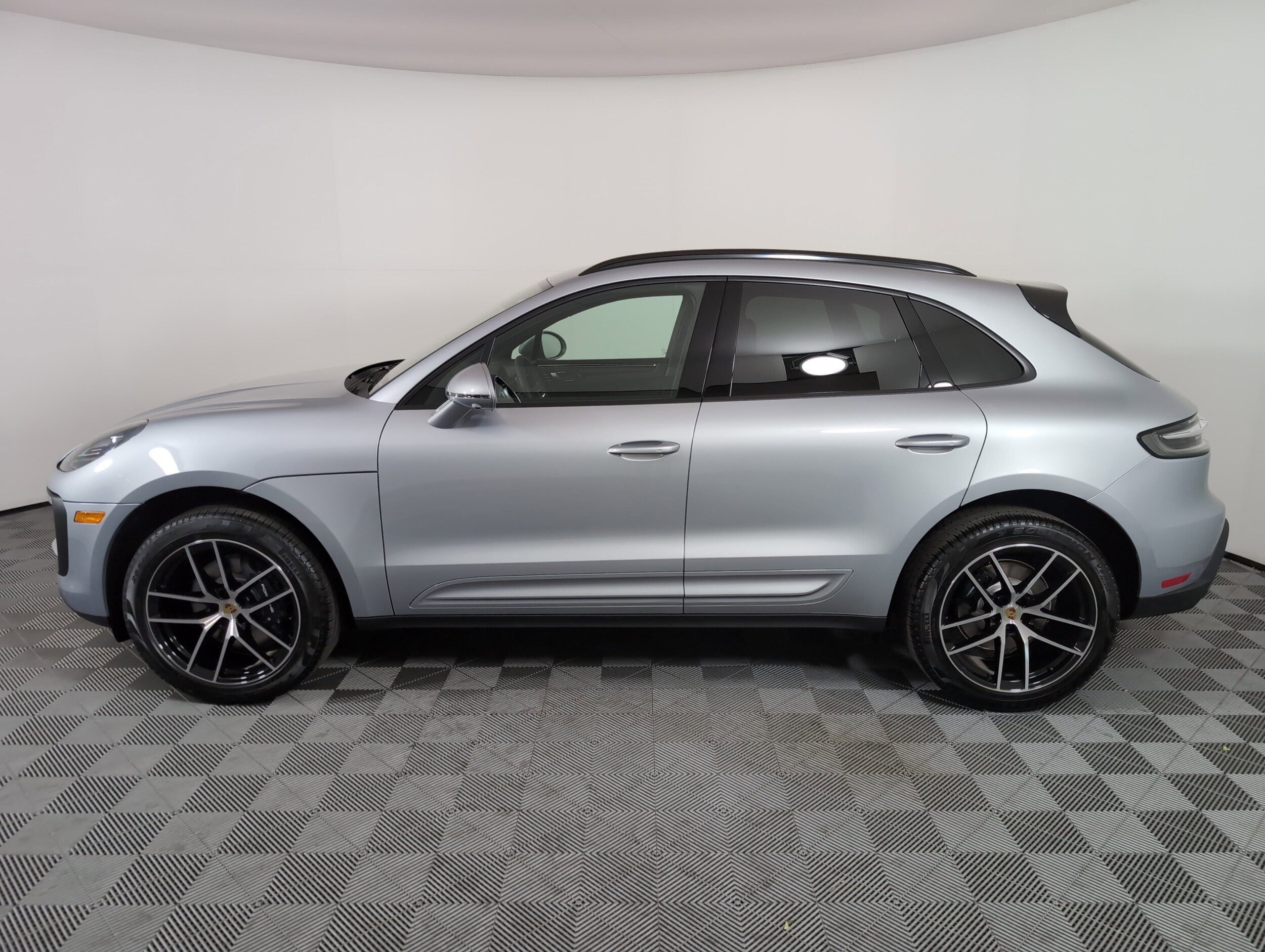 2025 Porsche Macan T photo 2