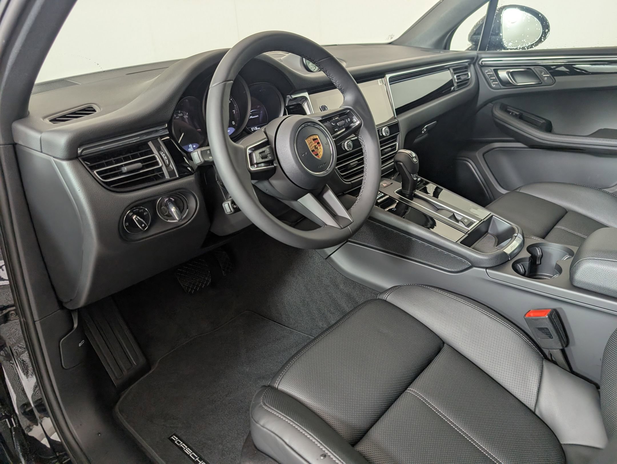 2026 Porsche Macan T photo 3