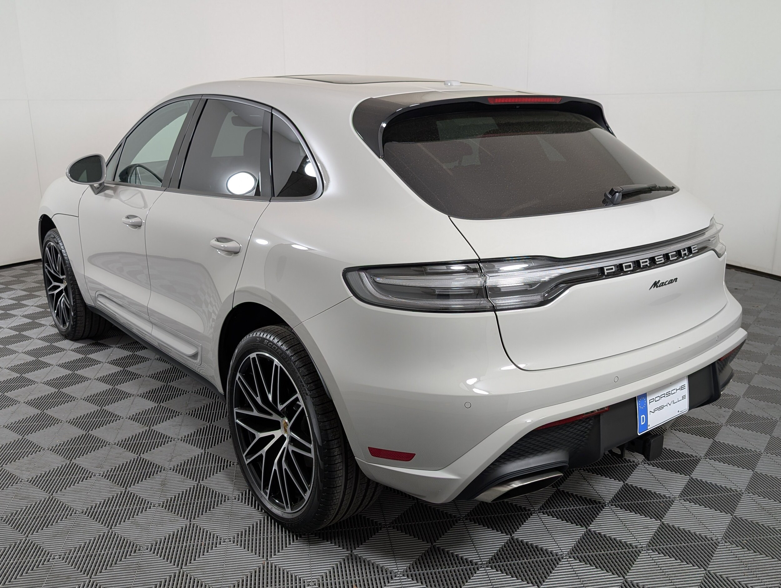 2025 Porsche Macan T photo 3