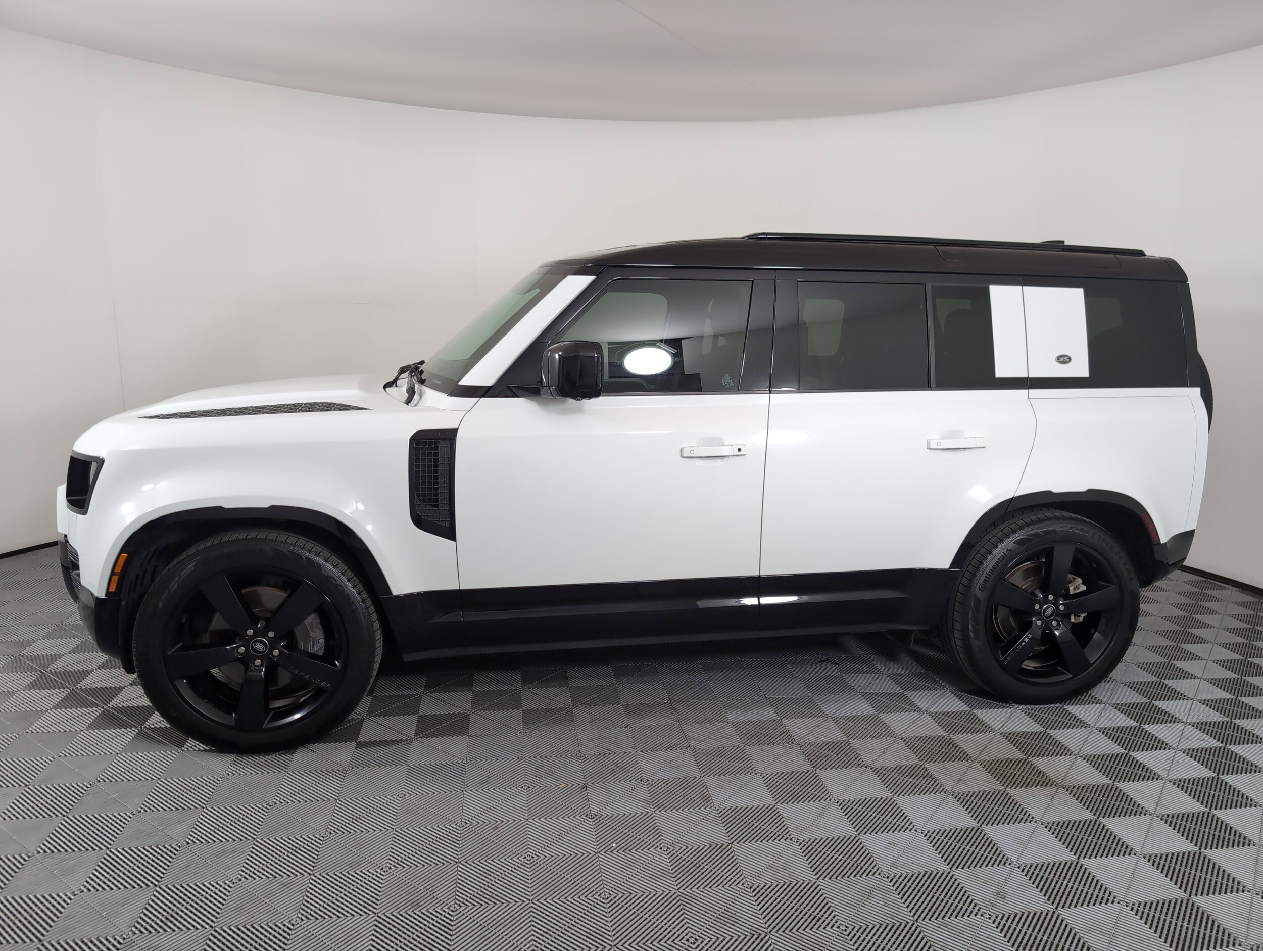 2022 Land Rover Defender X-Dynamic SE photo 2