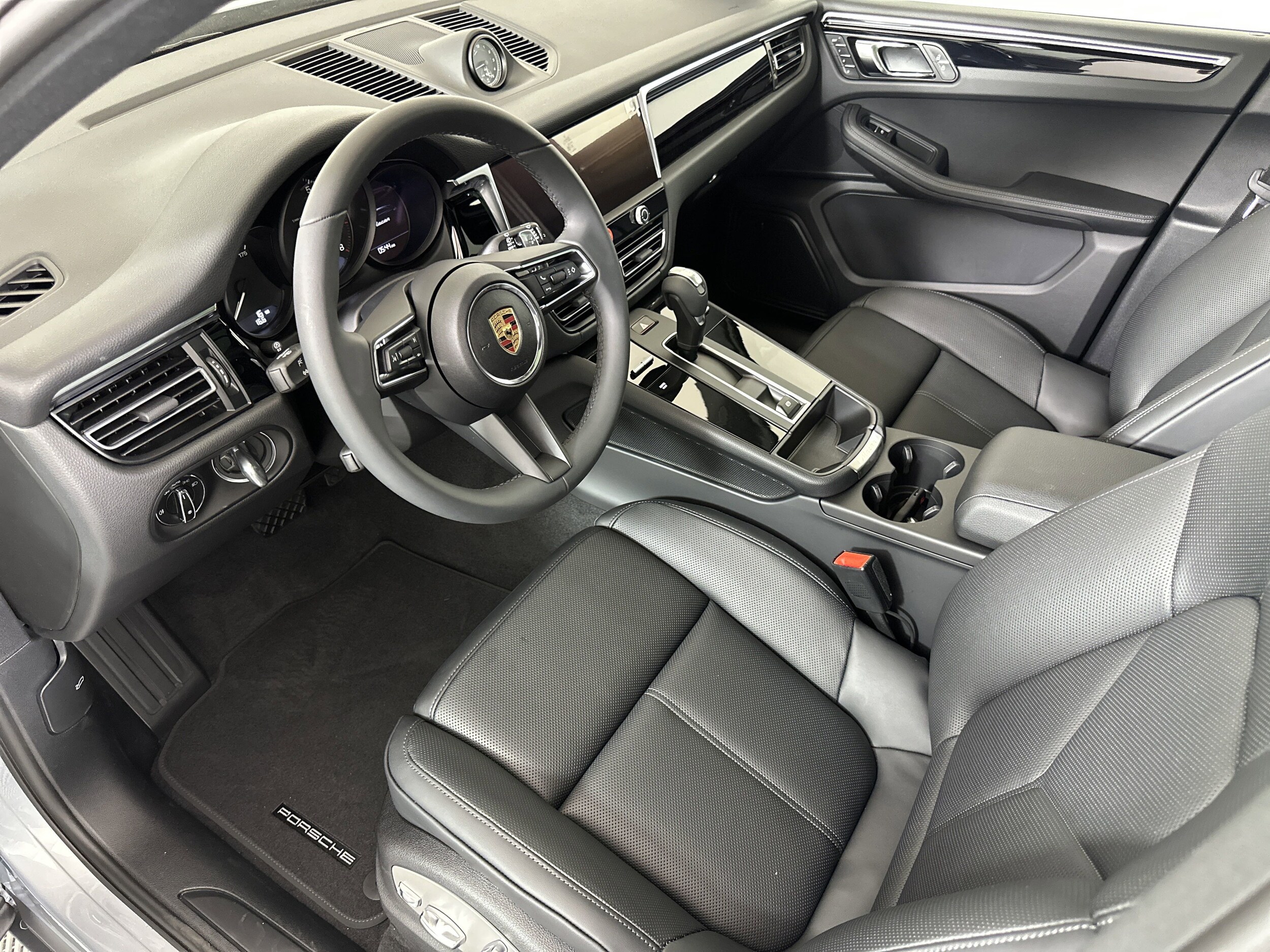 2025 Porsche Macan T photo 4