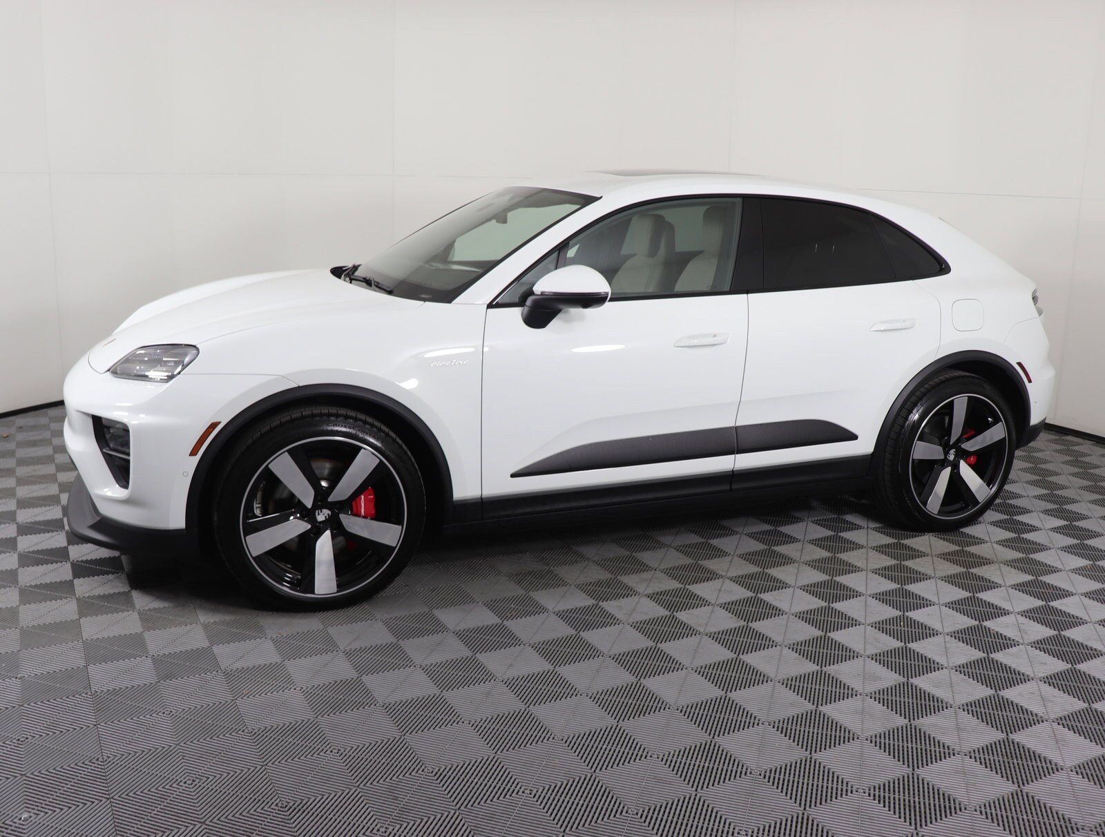 Used 2025 Porsche Macan S with VIN WP1AB2XA2SL150472 for sale in Brentwood, TN