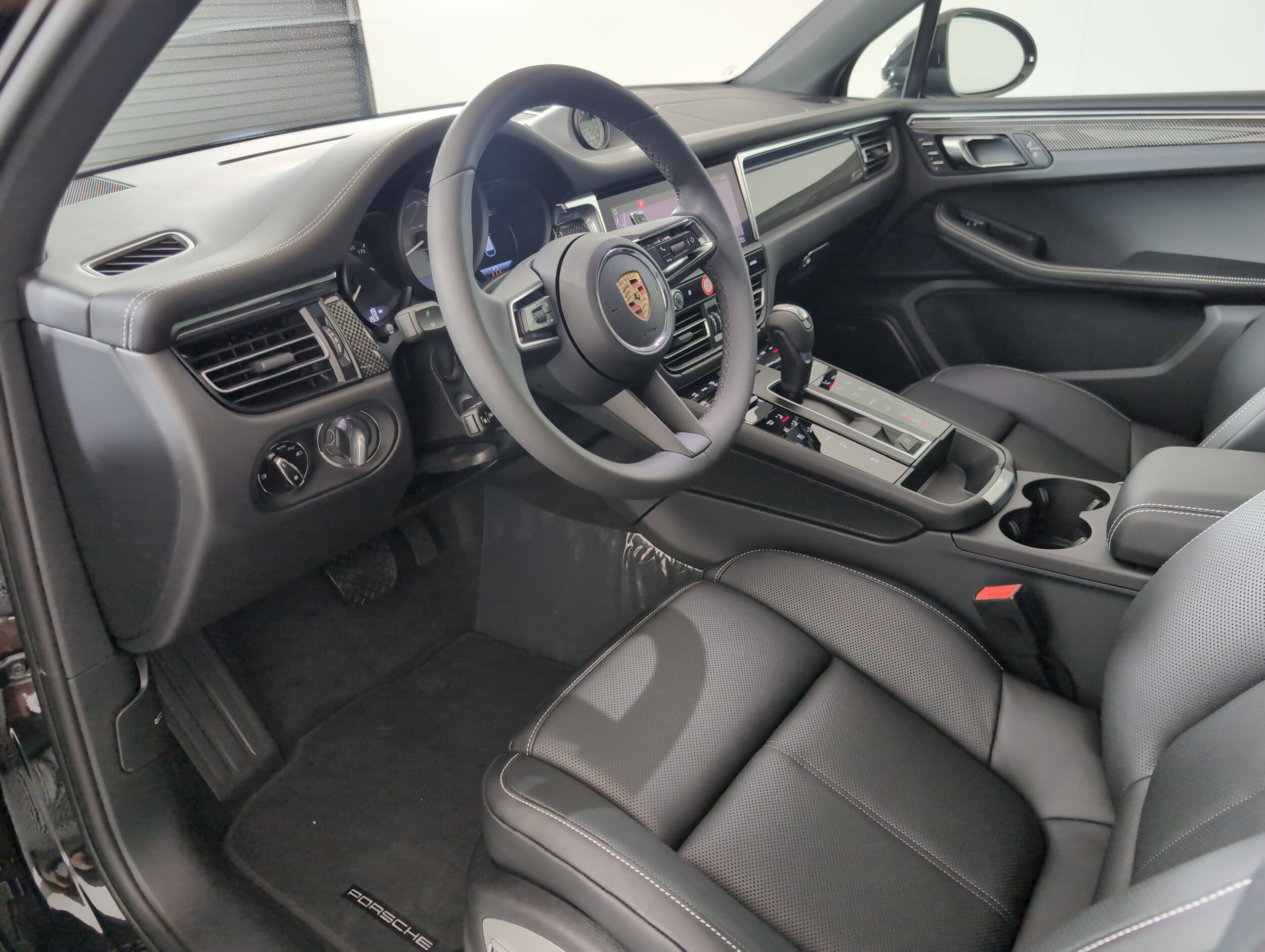 2025 Porsche Macan S photo 3