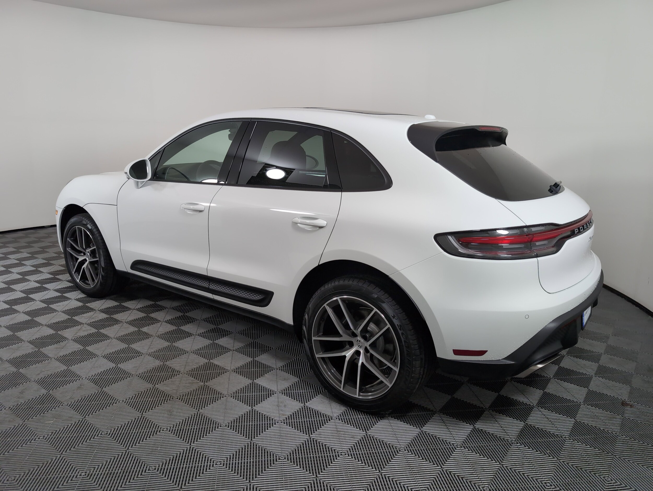 2025 Porsche Macan T photo 3