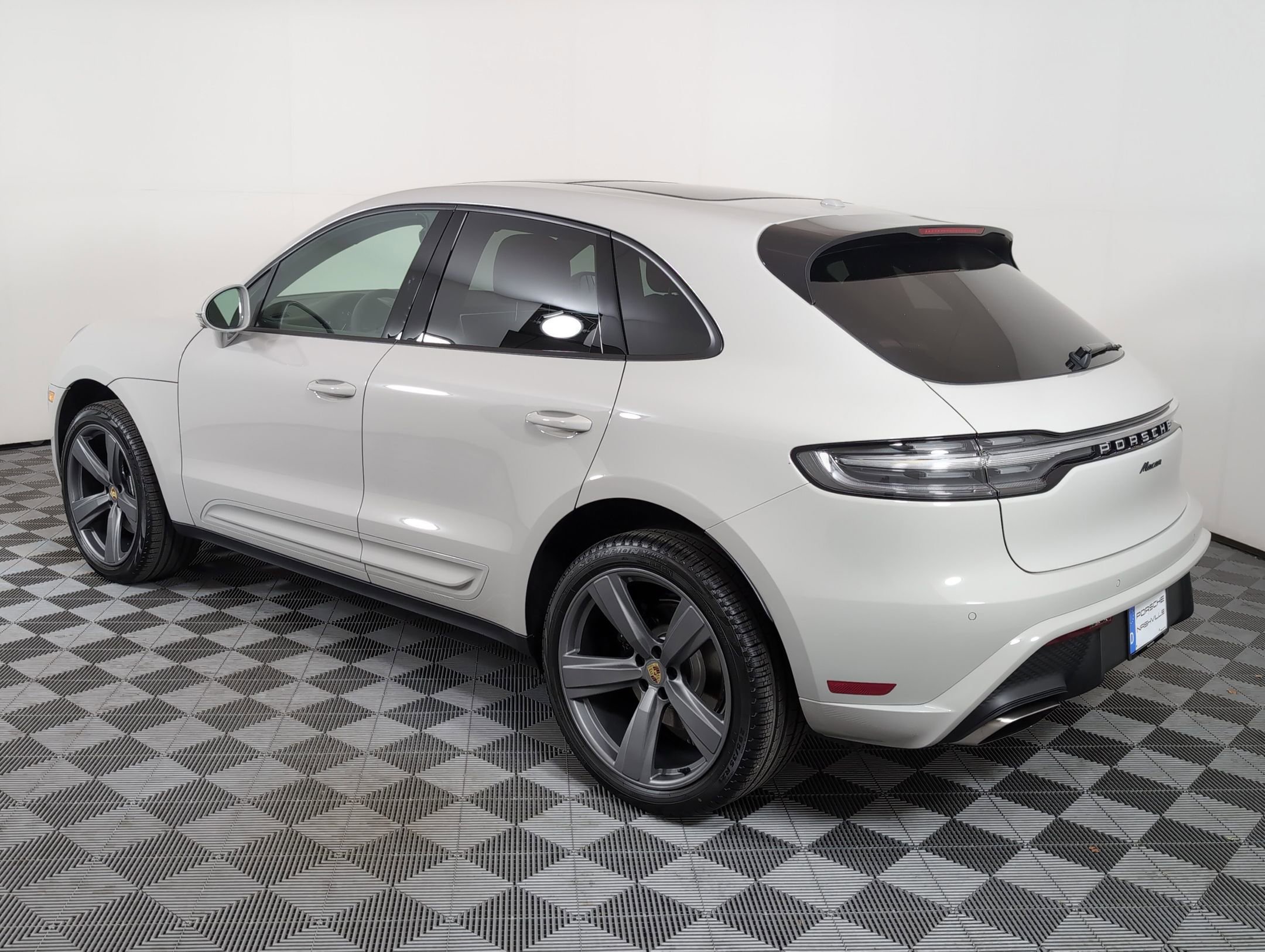2025 Porsche Macan T photo 3