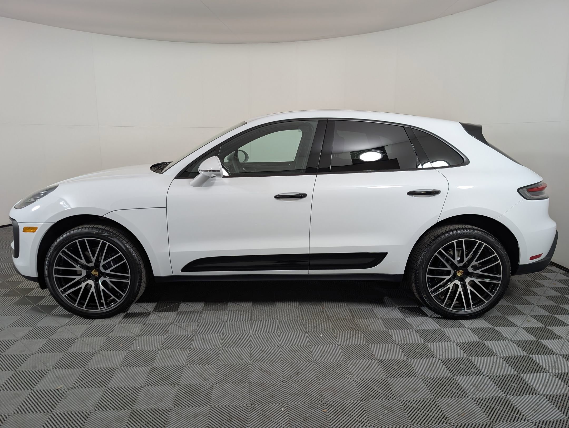 2026 Porsche Macan T photo 2