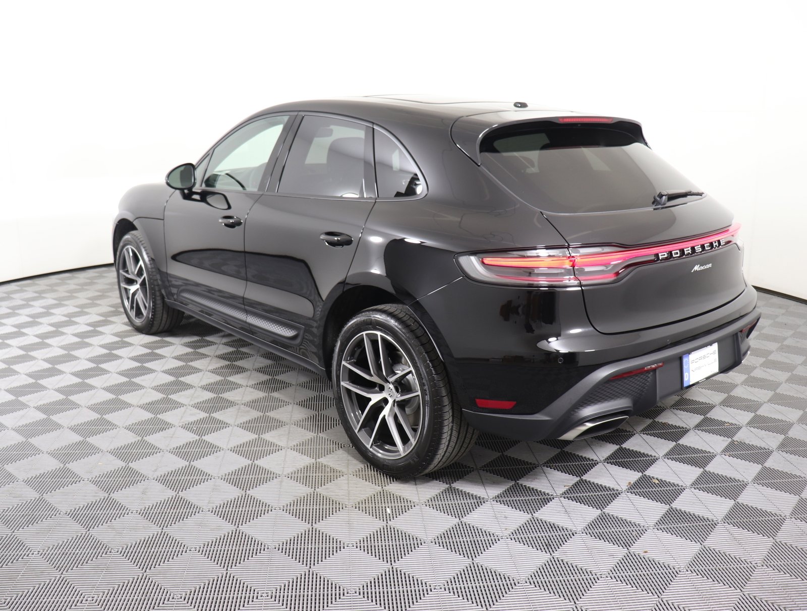 2025 Porsche Macan T photo 3