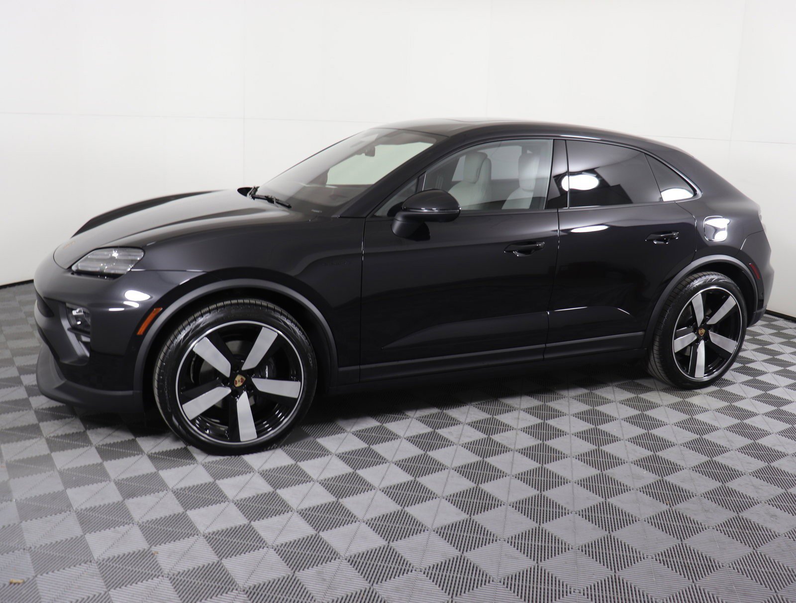 Used 2025 Porsche Macan Base with VIN WP1AA2XA3SL001703 for sale in Brentwood, TN
