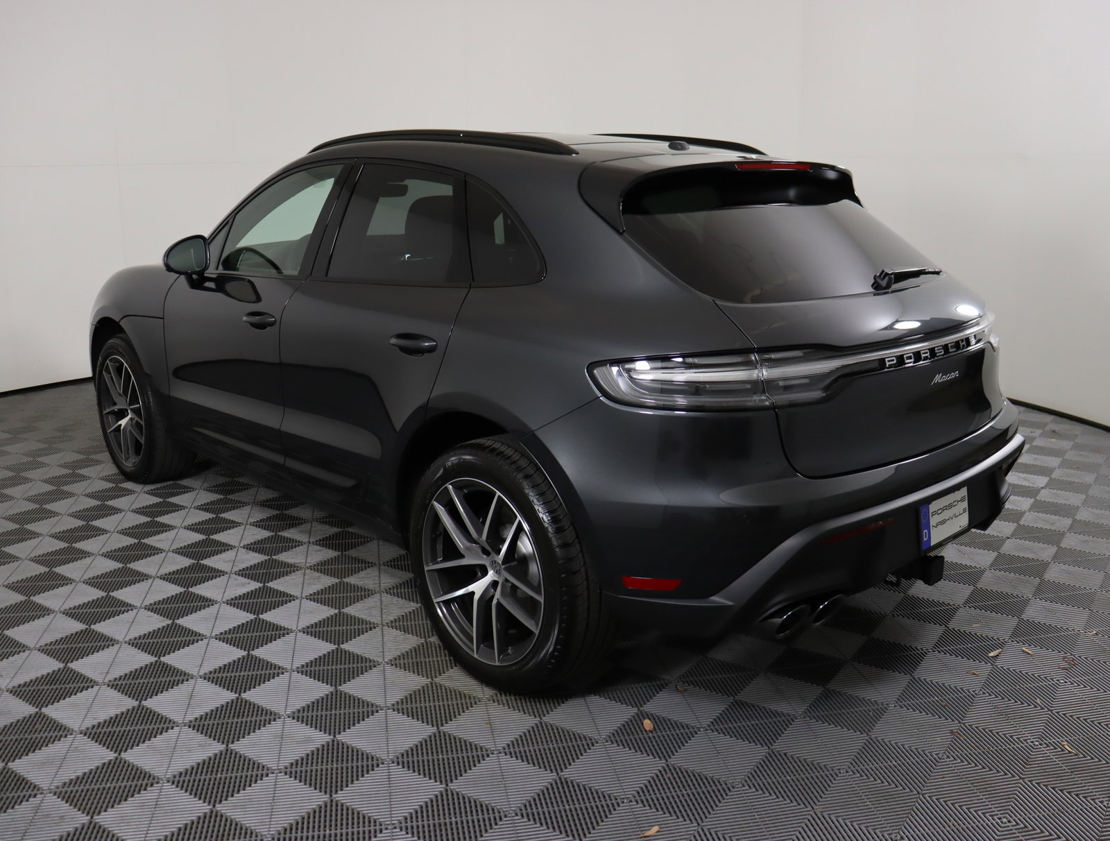 2025 Porsche Macan photo 3