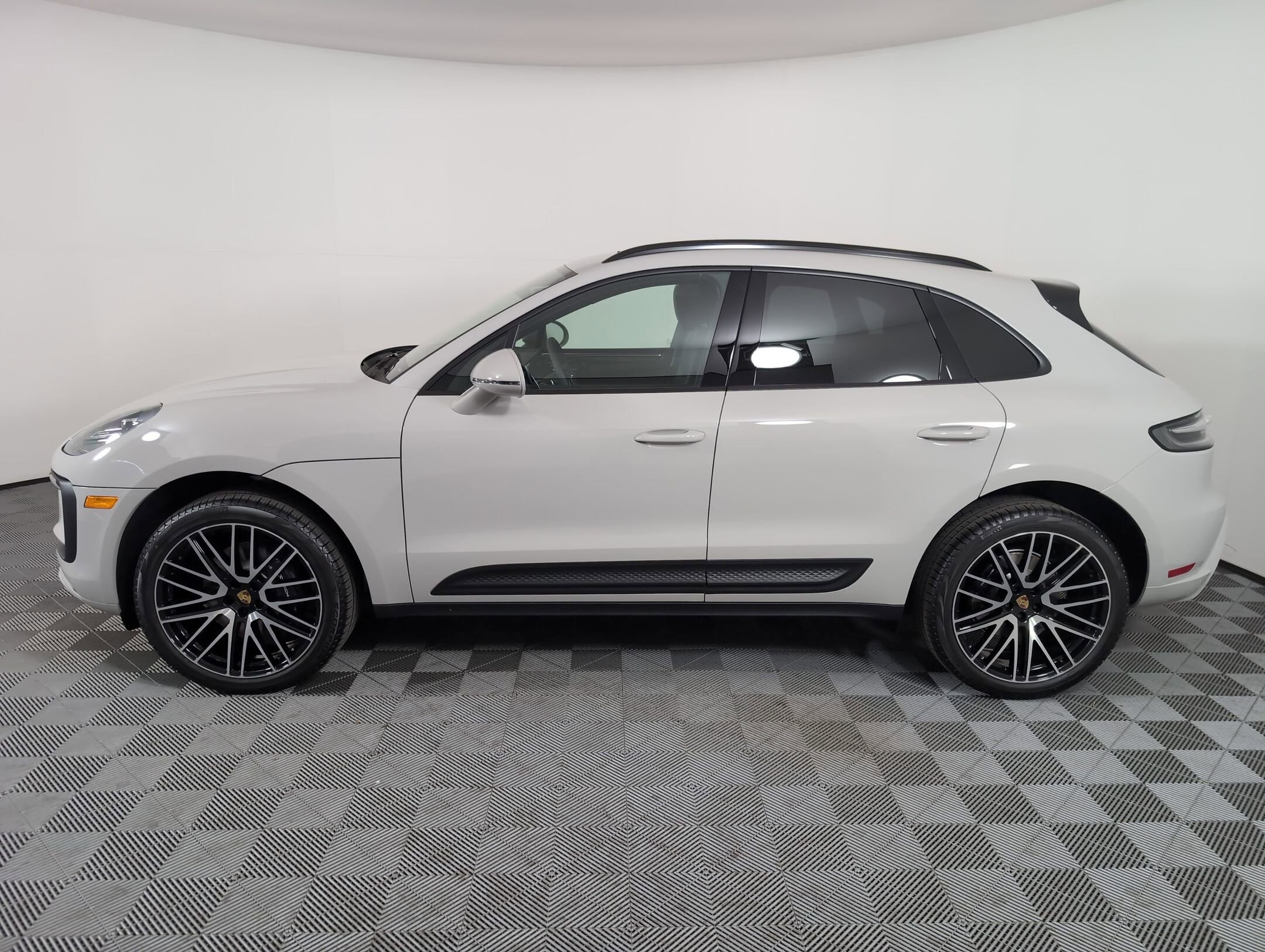 2026 Porsche Macan T photo 2