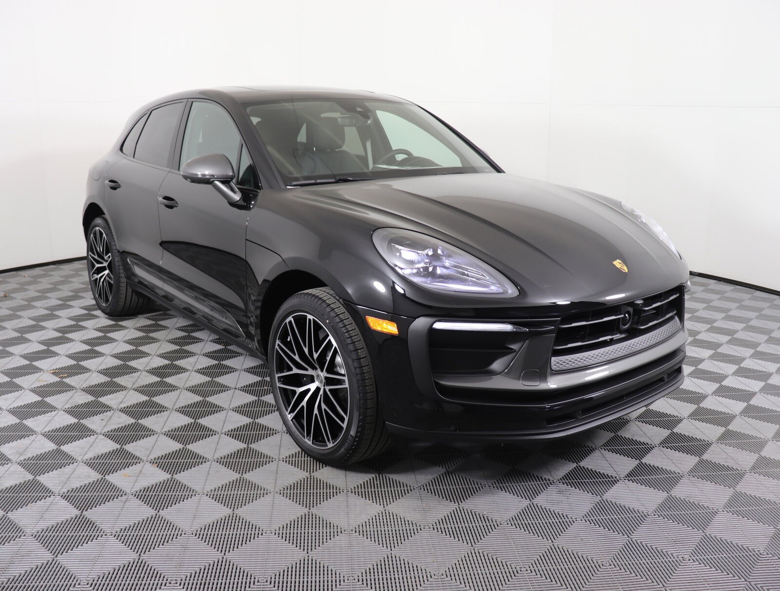 2025 Porsche Macan photo 3