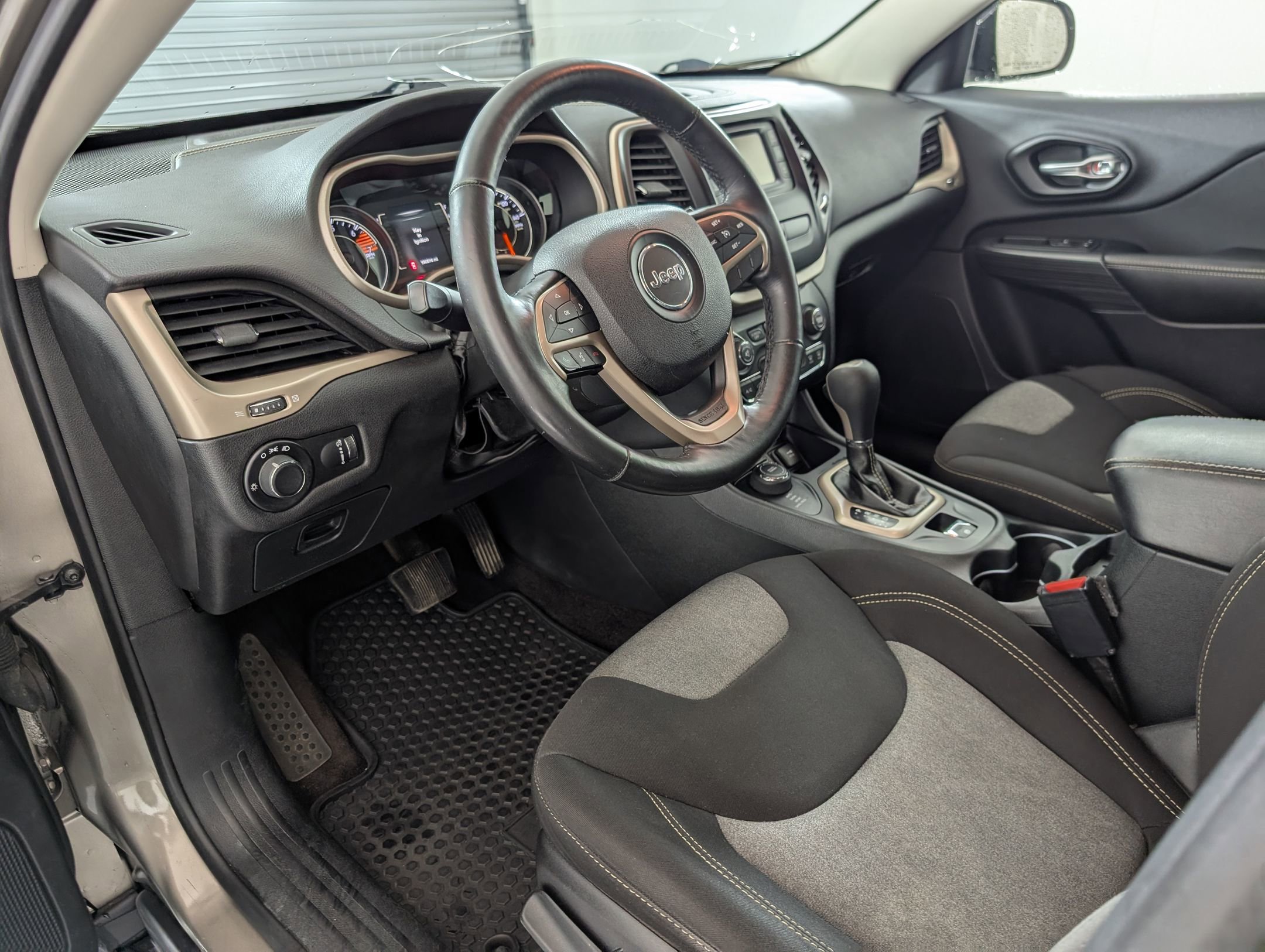 2016 Jeep Cherokee Sport photo 4