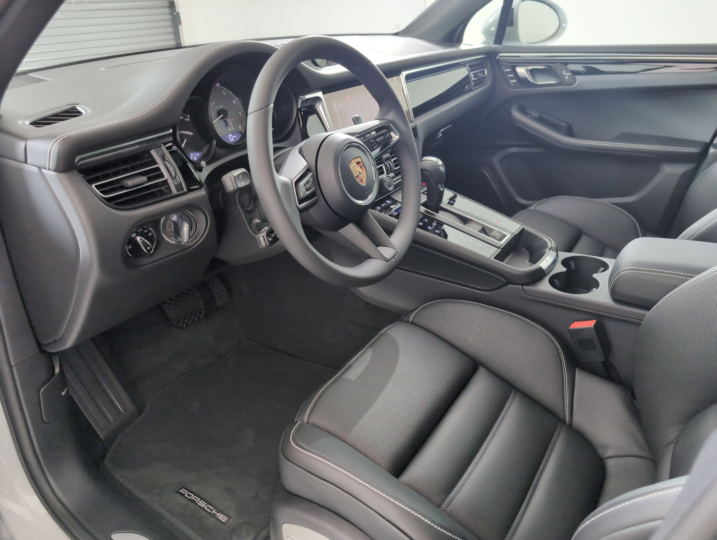2026 Porsche Macan S photo 4