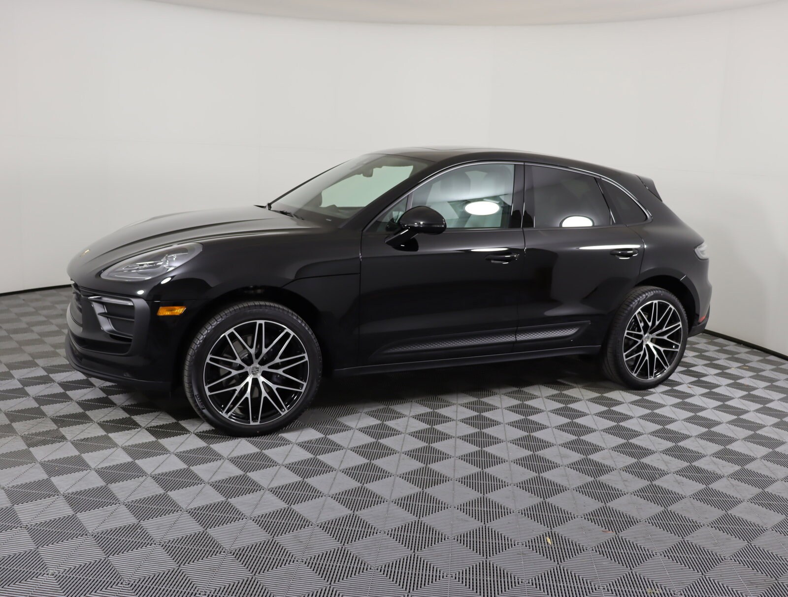 2025 Porsche Macan photo 2