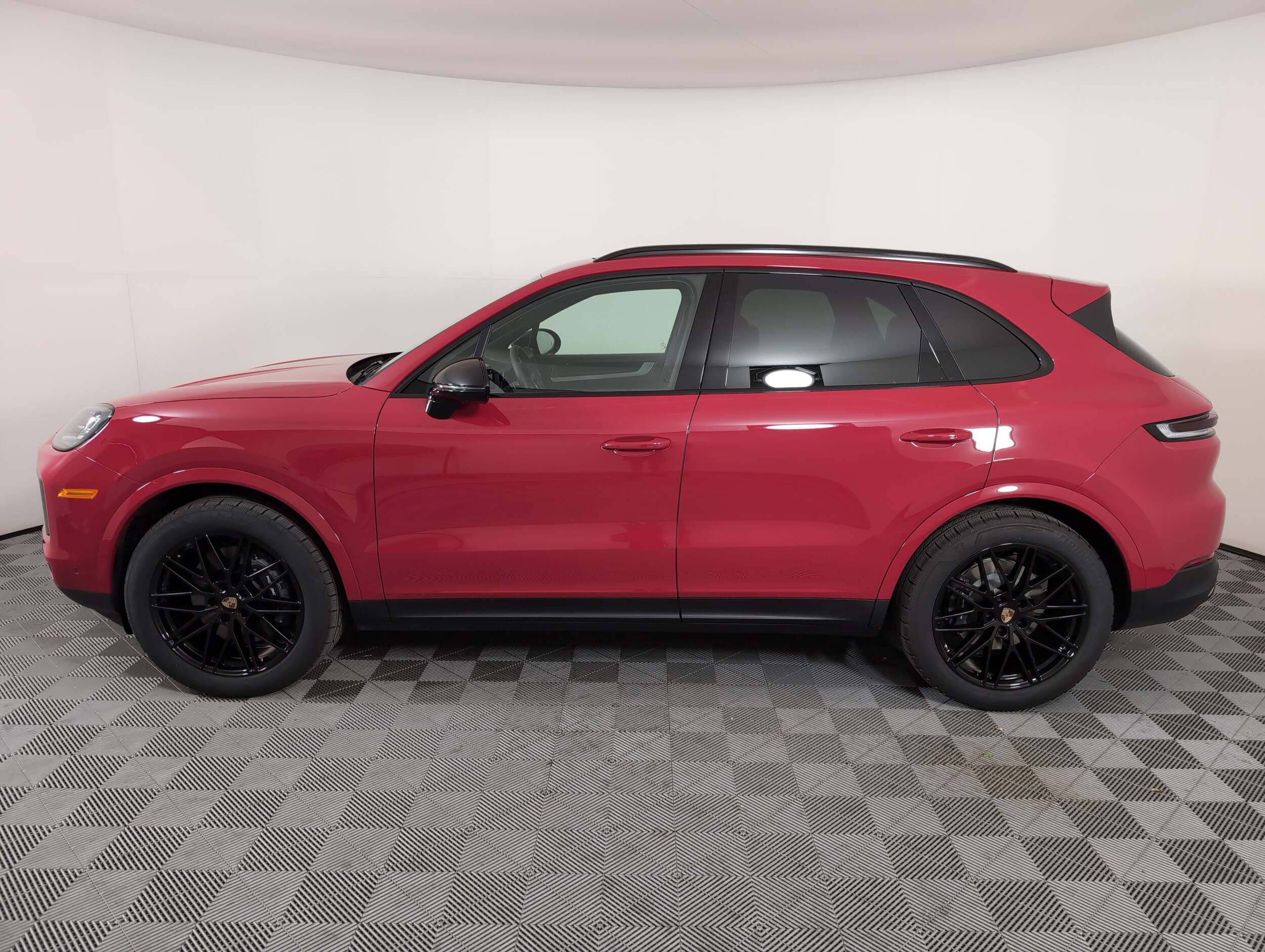 2025 Porsche Cayenne photo 2