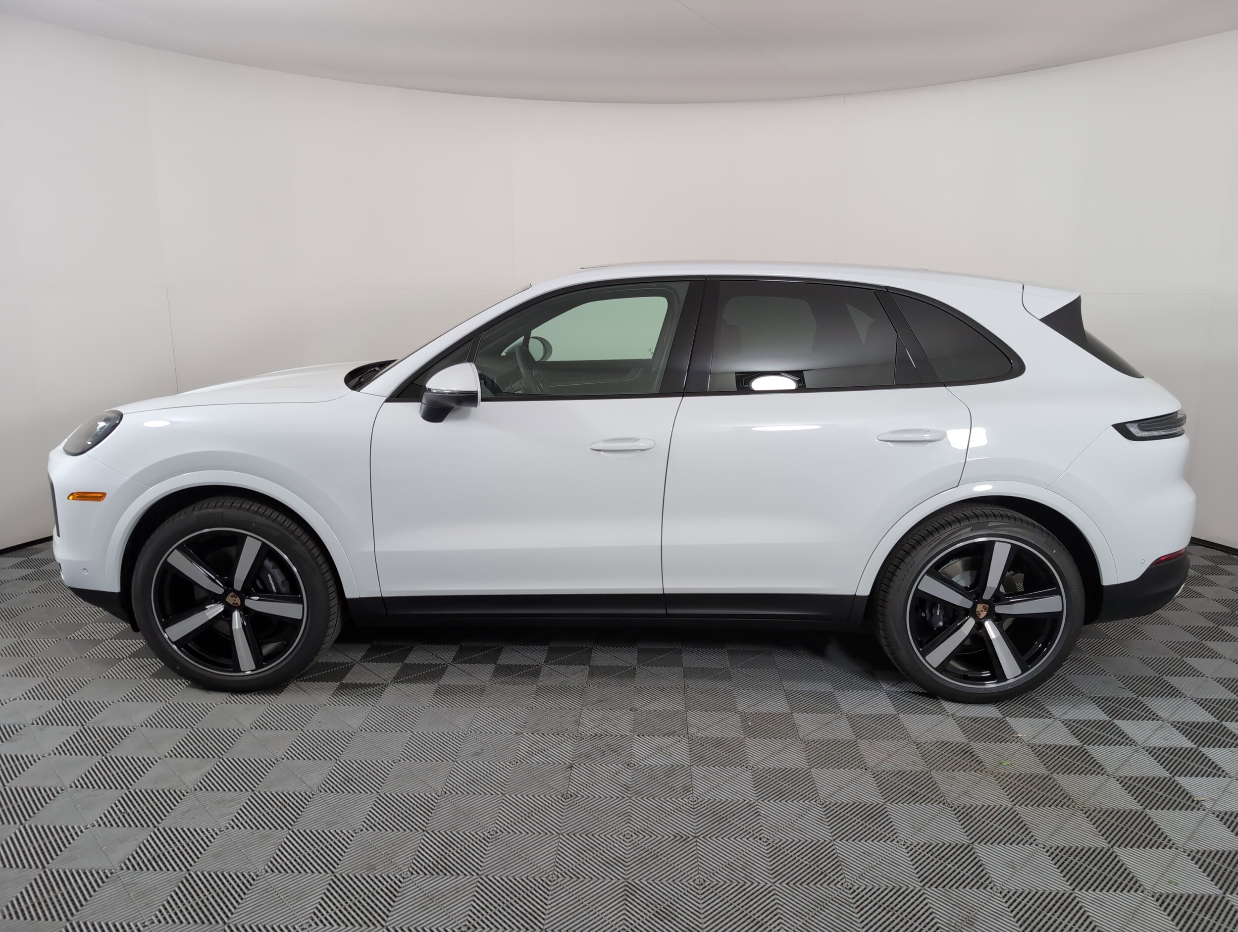 2025 Porsche Cayenne photo 2