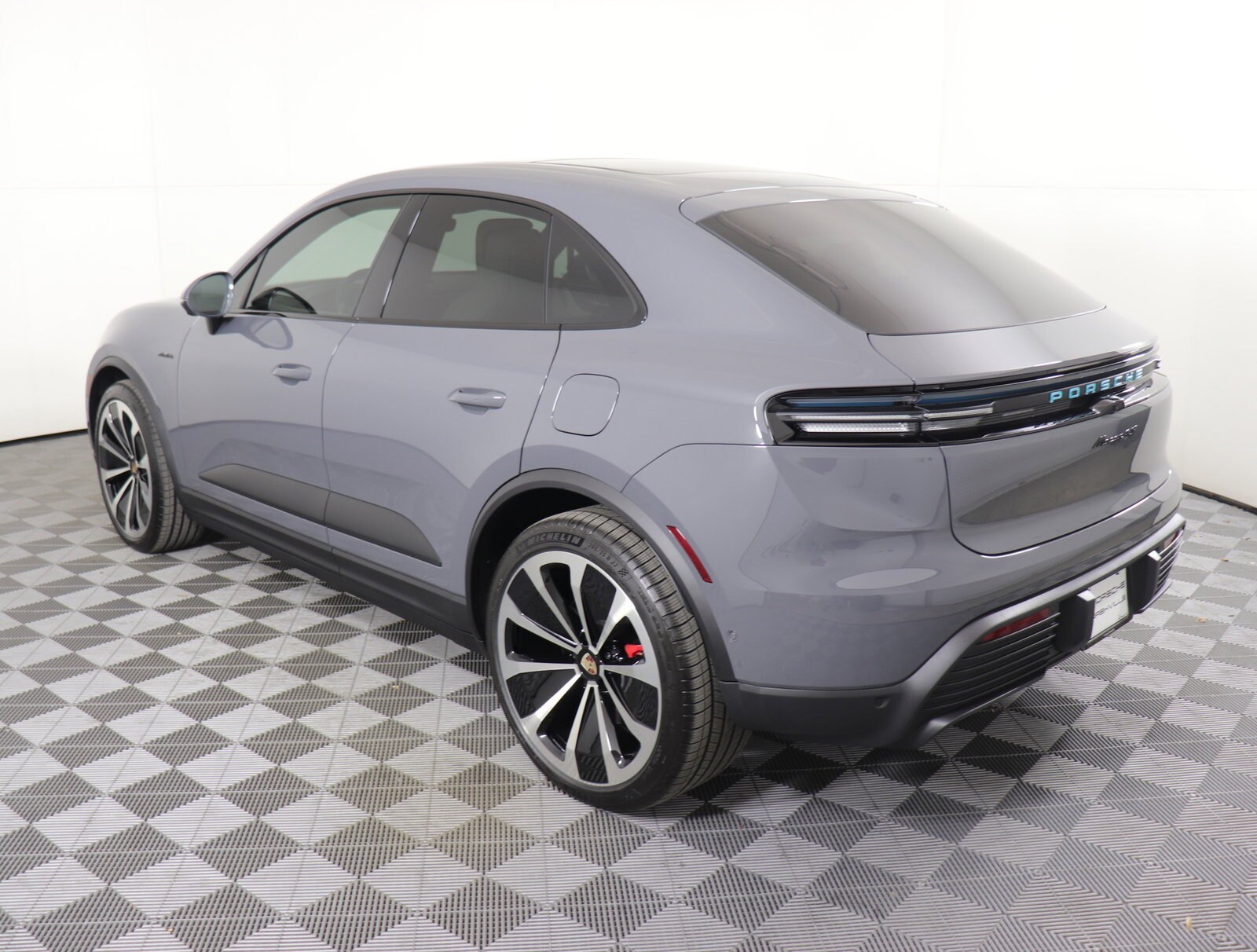 2025 Porsche Macan Electric photo 3