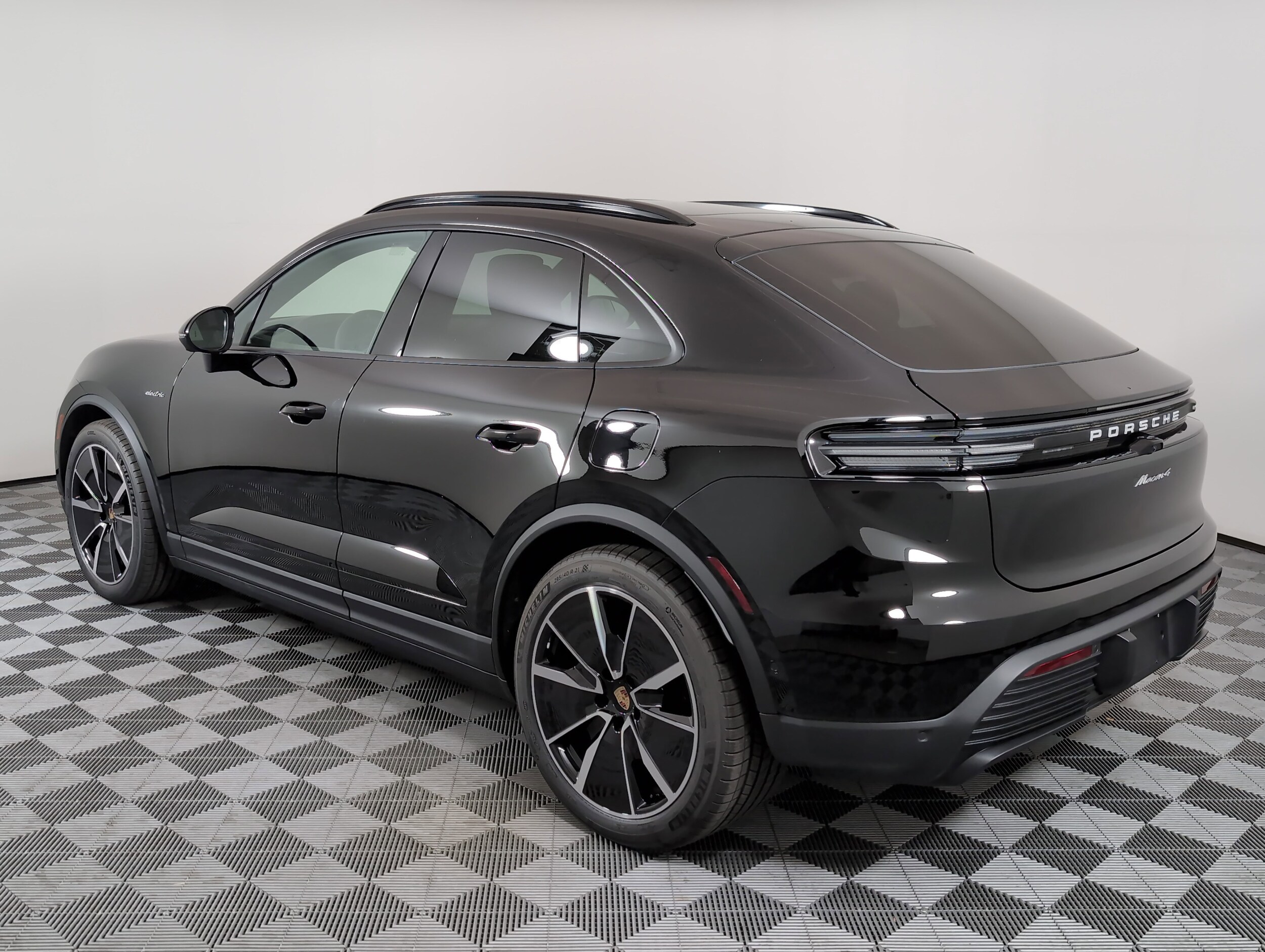 2025 Porsche Macan Electric 4 photo 3