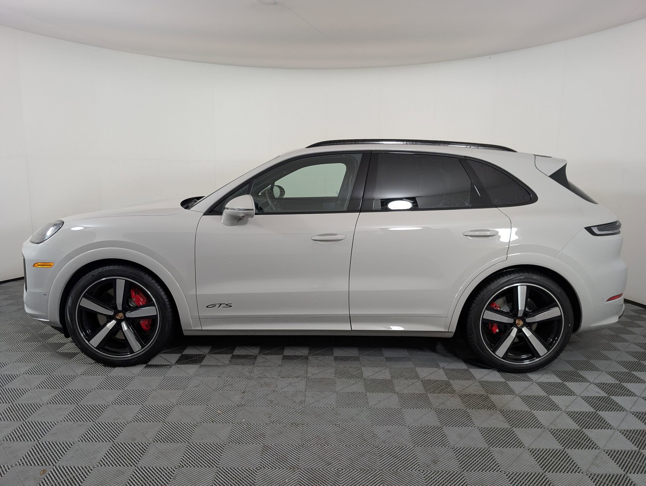 2026 Porsche Cayenne GTS photo 2