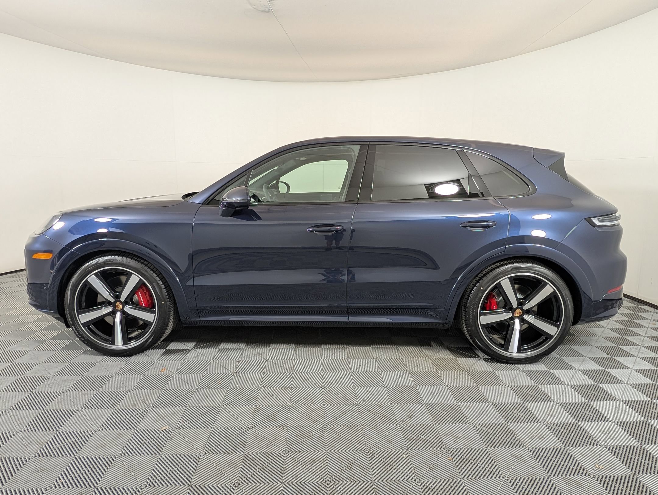 2026 Porsche Cayenne GTS photo 2